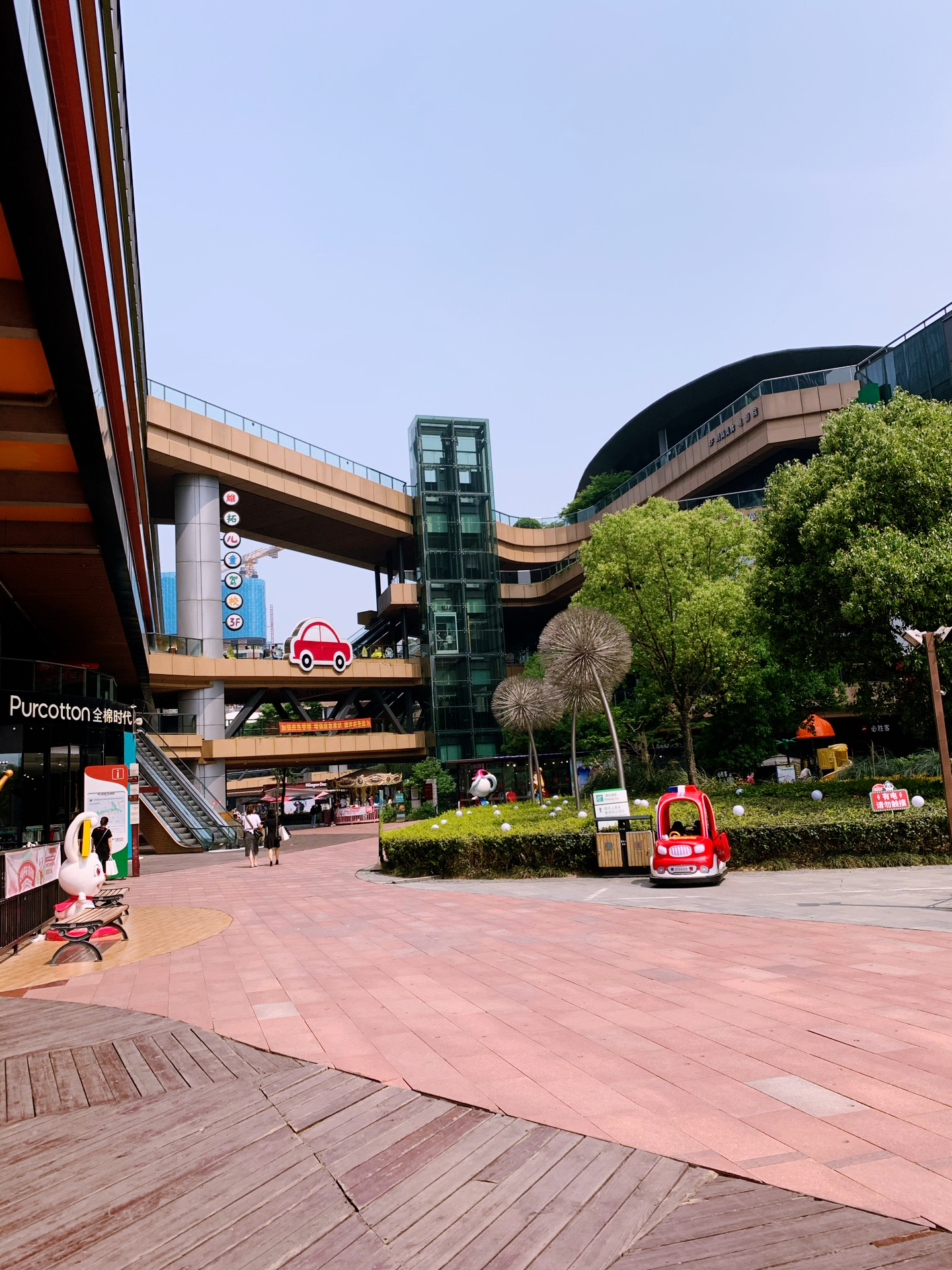 砂之船(南京)奥莱店位于南京江宁,虽然离主城区有段距离,但交通还是