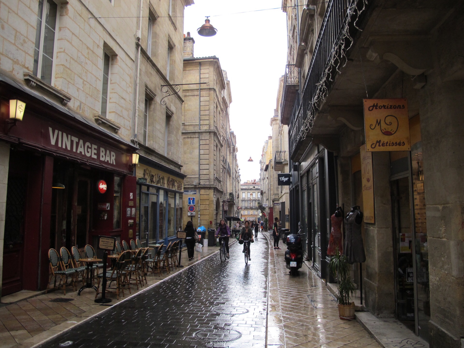 大街上没有什么奢侈名店,主要是一些平价的品牌,有一点像是雅典的女人