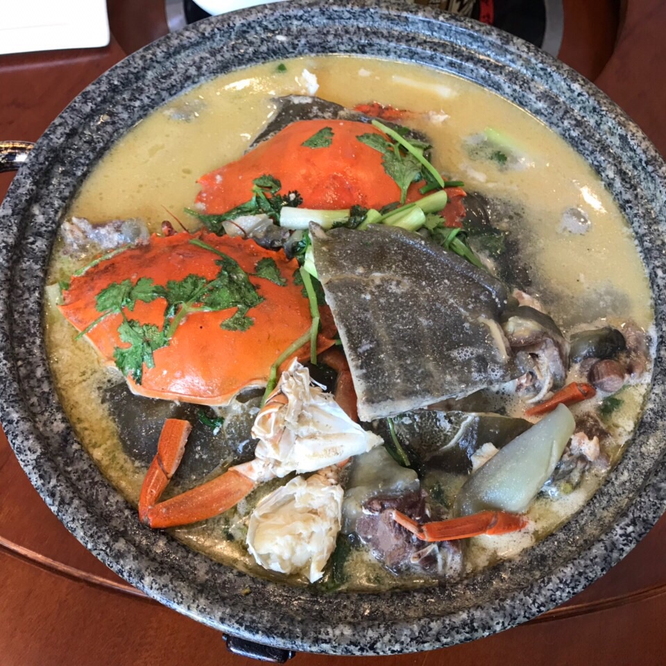吃水煮酸辣的做法酸酸辣辣很开胃石锅甲鱼炖菜鲟一大个石锅满满都是料