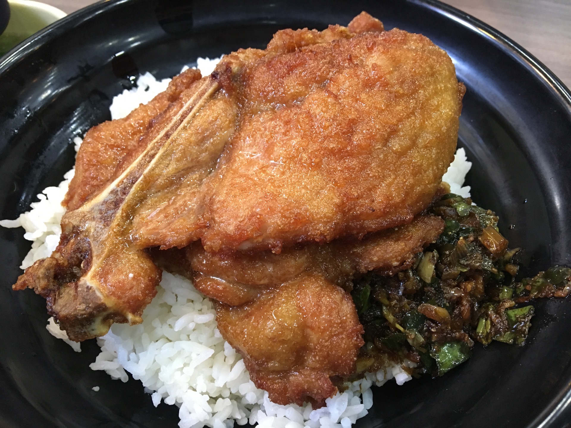 t骨部位的排骨,肉质松化又不失弹性,腌制过后再现点现煎,咬一口是外脆