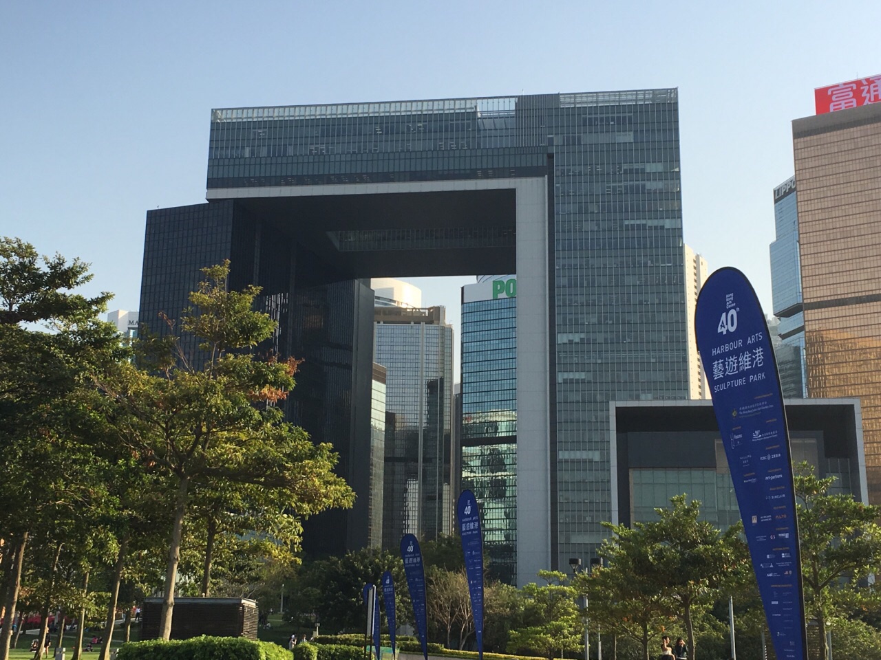 去往香港政府总部,可坐地铁到金钟站a出口,经过海富中心,出来,有指向