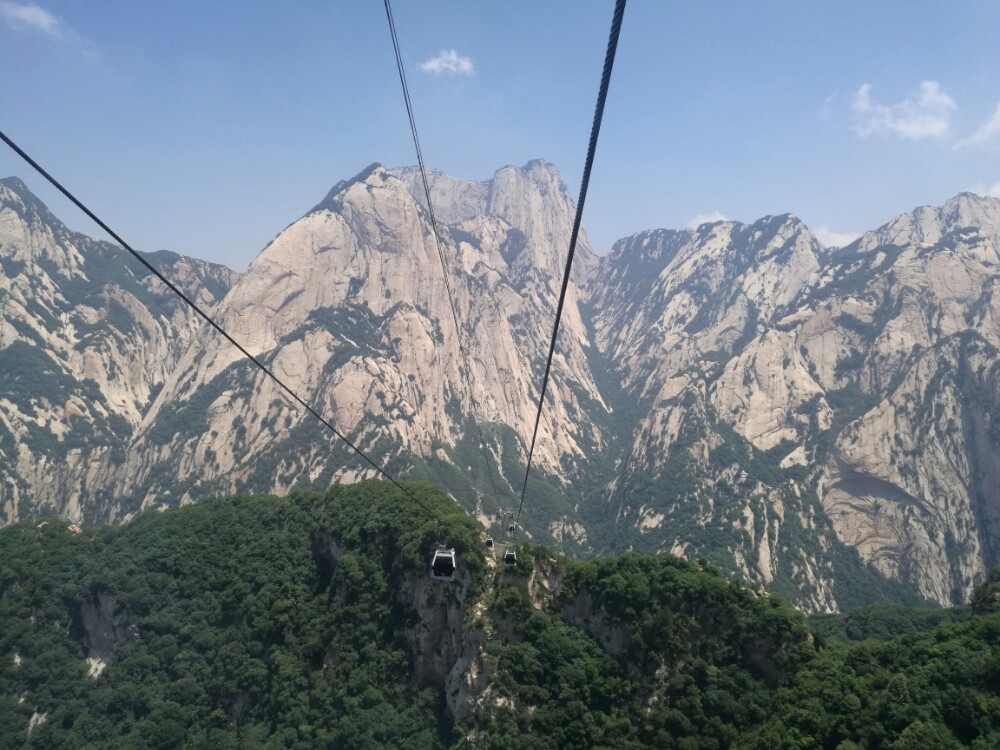 山势景色自不必说,西峰索道,号称亚洲第一索