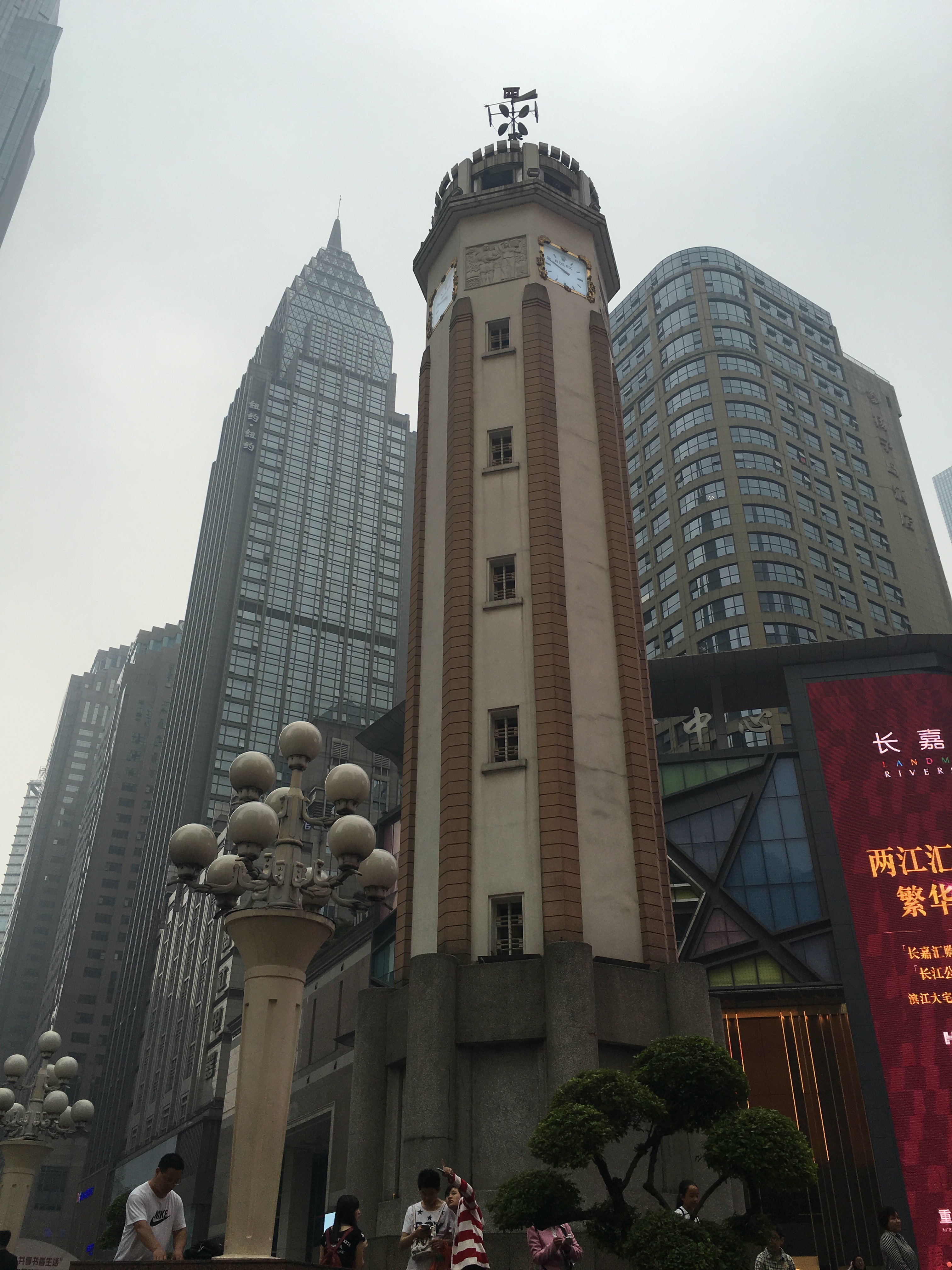 【携程攻略】重庆解放碑步行街景点,解放碑很有特色，不过就是旁边德建筑都太现代化啦，卖的东西都很高端…