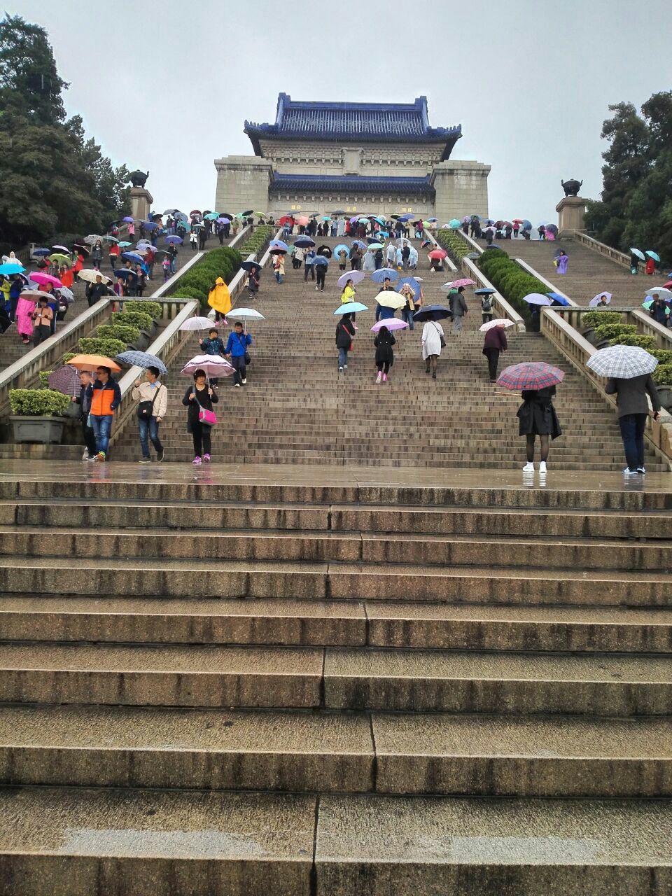 【攜程攻略】南京中山陵景區景點,下雨天去的,還有點小冷,不過走走