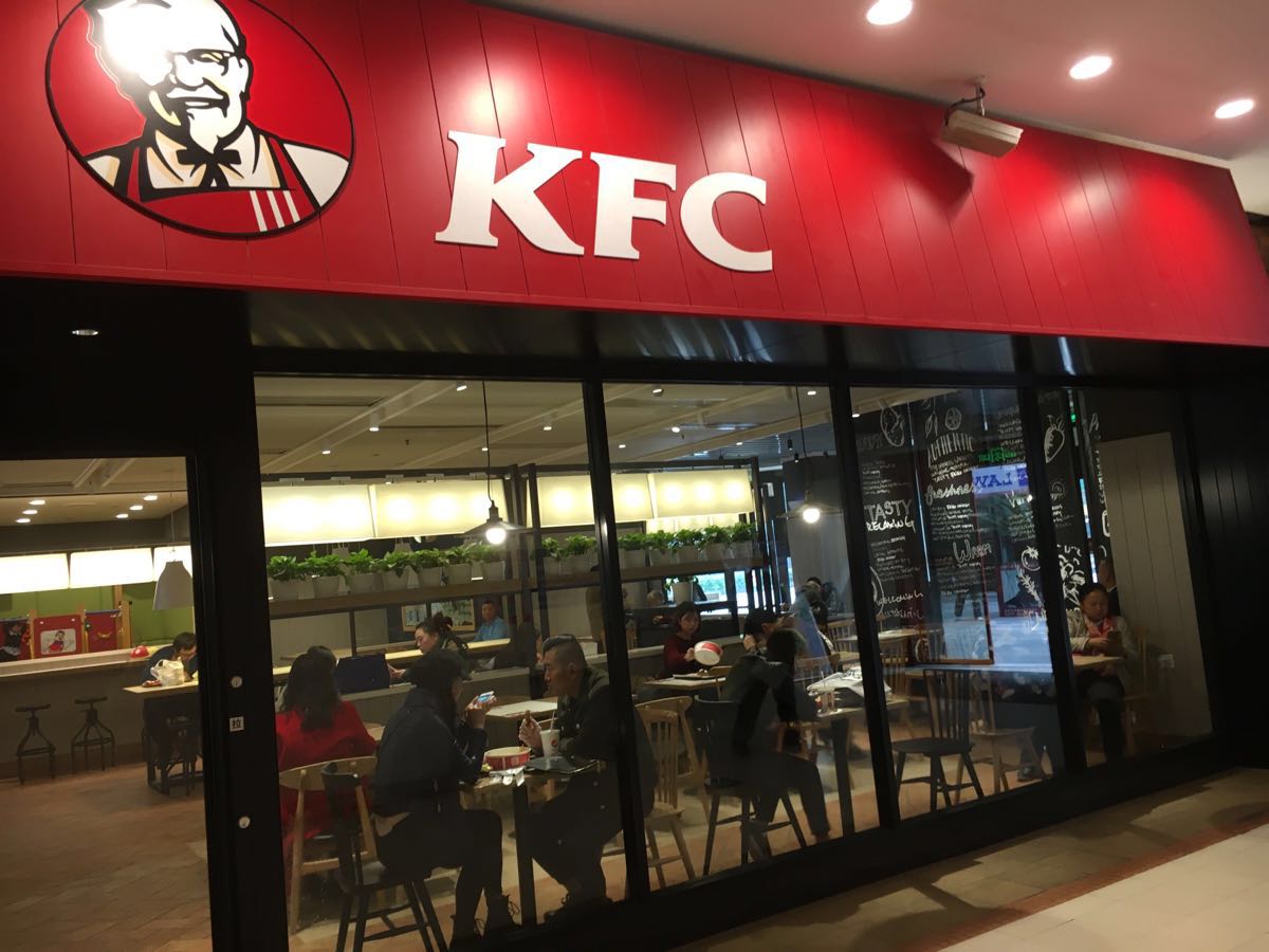 整个店面装修以黑色调为主.24小时不分时段客人都很多.