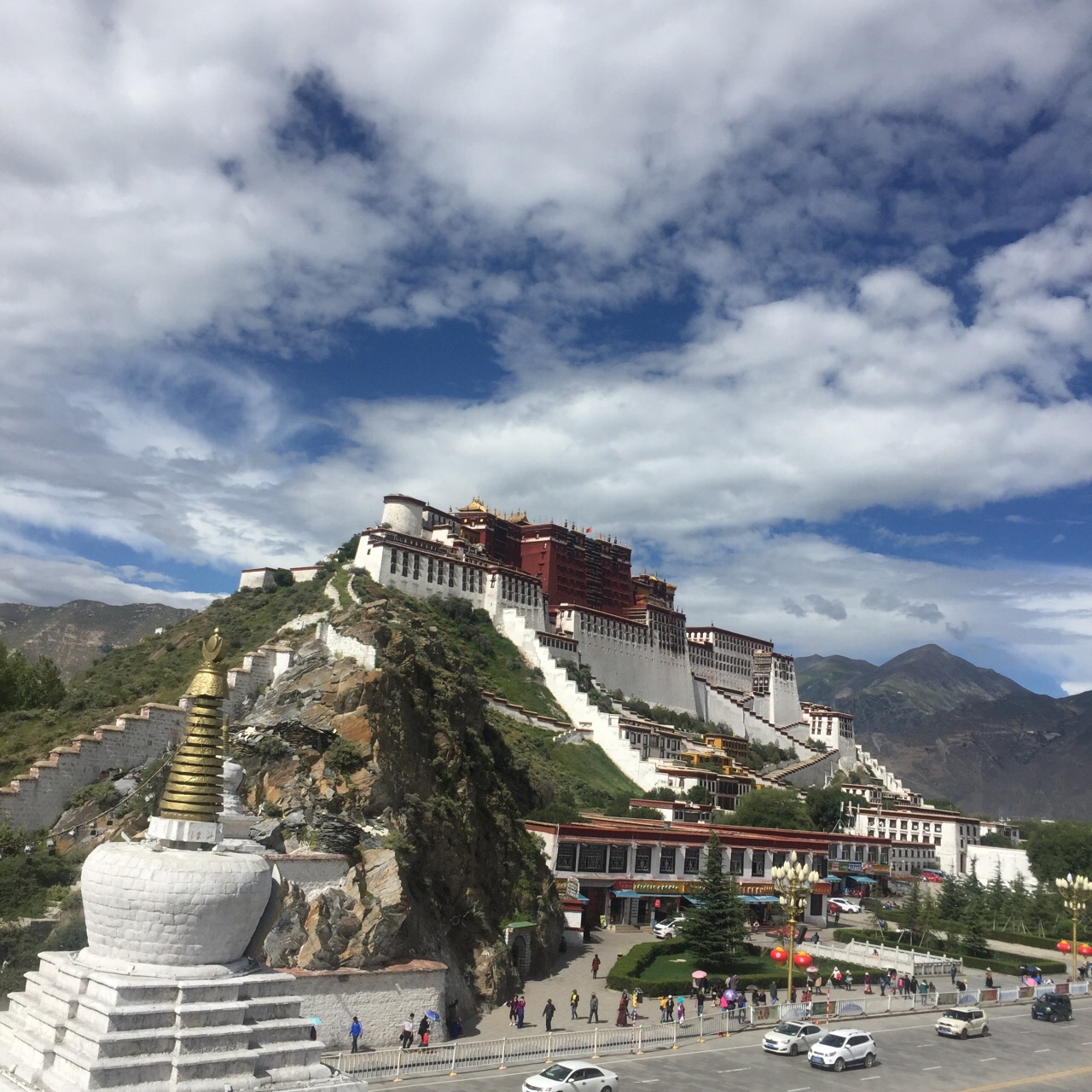 還有在拍寫真的 藥王山,五十大元背景圖,在這裡每個人手上都拿著五十