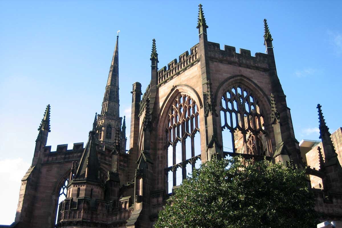 博物馆旁边,来这里观看一下还是很棒的,这是一个巨大的双翼拱门,看