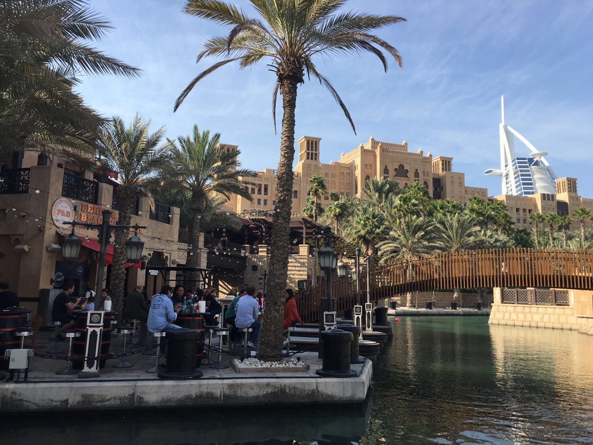 【携程攻略】迪拜朱美拉古城景点,这里有小市集,还可以看到帆船酒店.