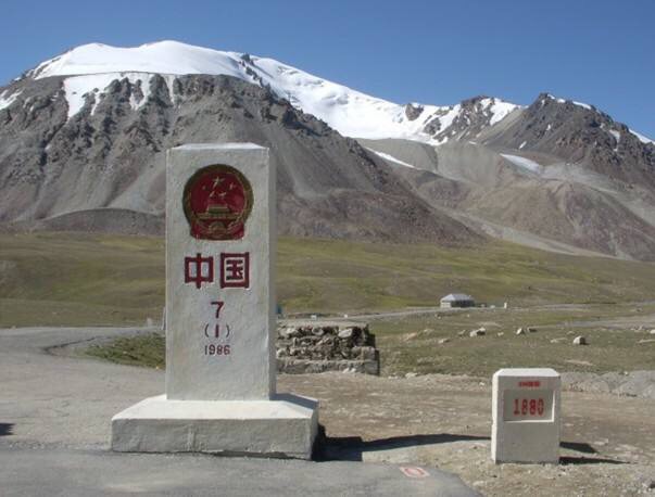 红其拉甫口岸海拔4733米,同巴基斯坦毗邻,北距塔什库尔干县城125千米
