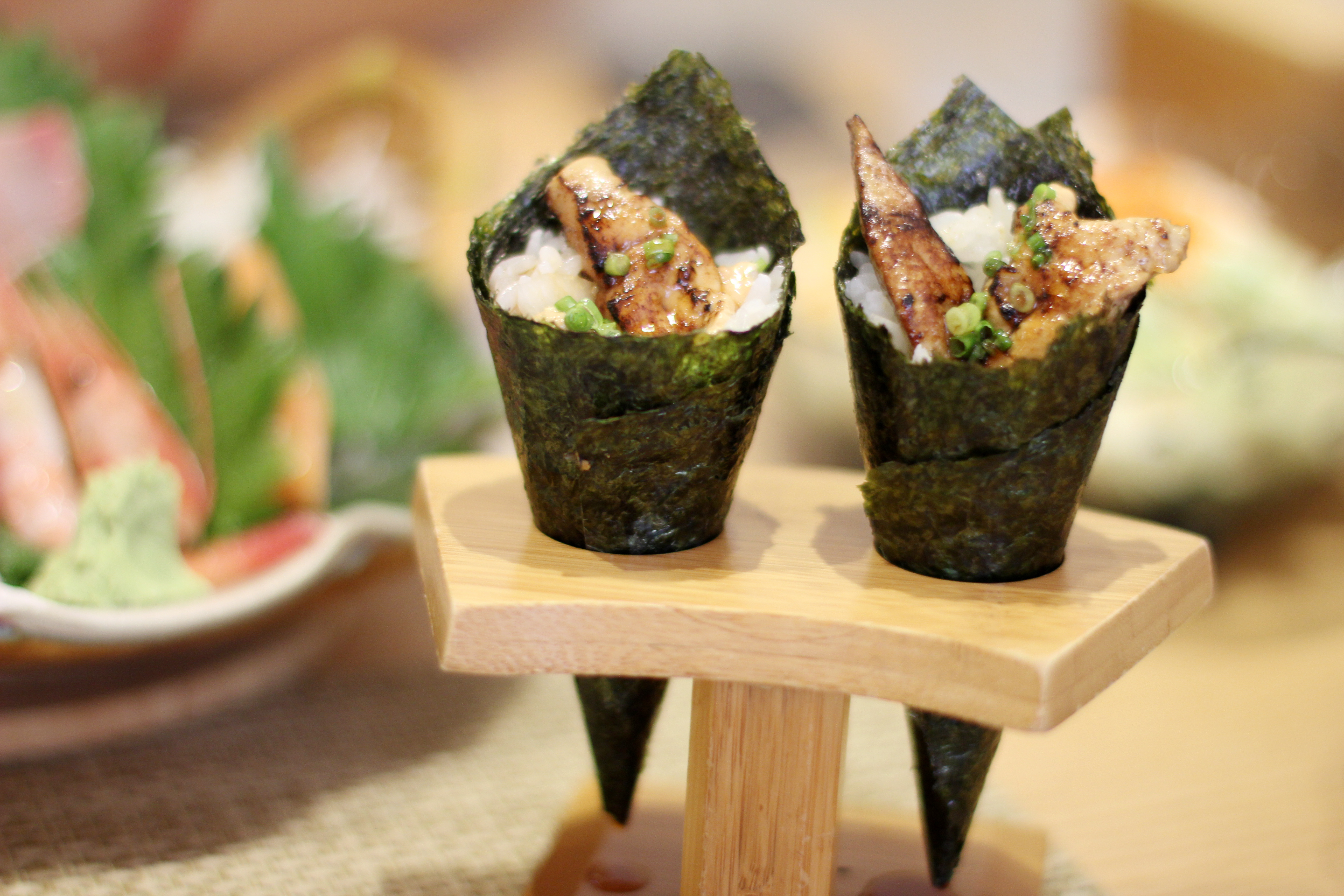 门面虽很不起眼,但进入二楼就会发现别有洞天,日式风格浓郁的佐渡日本