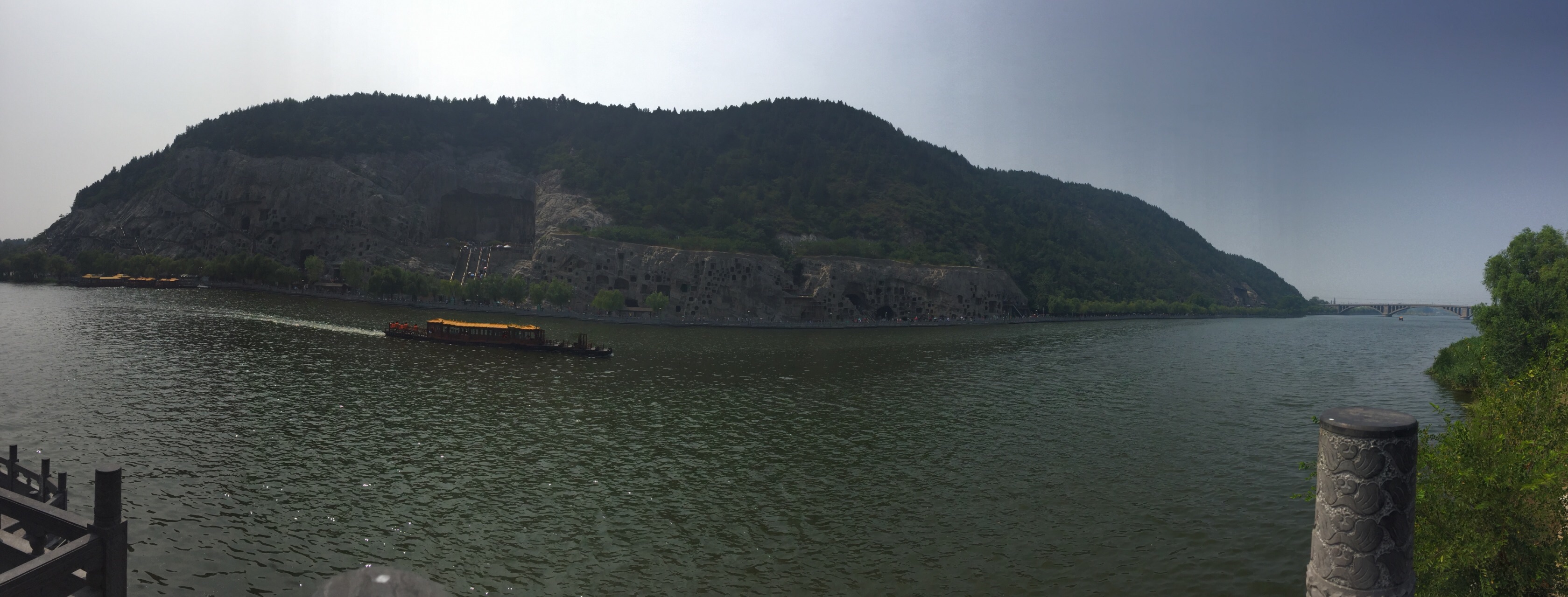 我很喜欢这条河,这一边是万佛,那一边是香山寺和白园