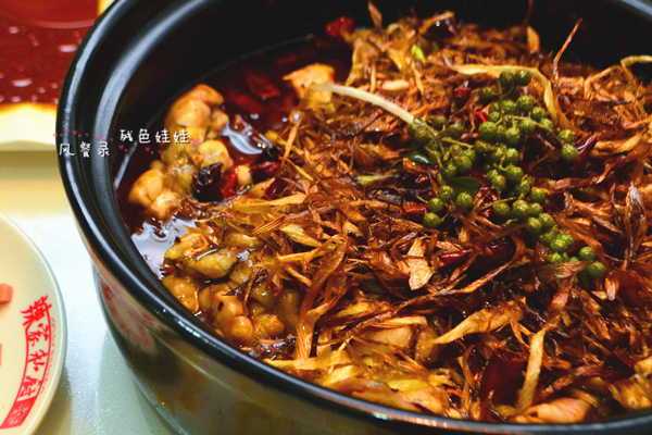 特色葱香牛蛙相当不错,牛蛙很肥,入味非常,炸过的葱特别香,一筷子葱沾