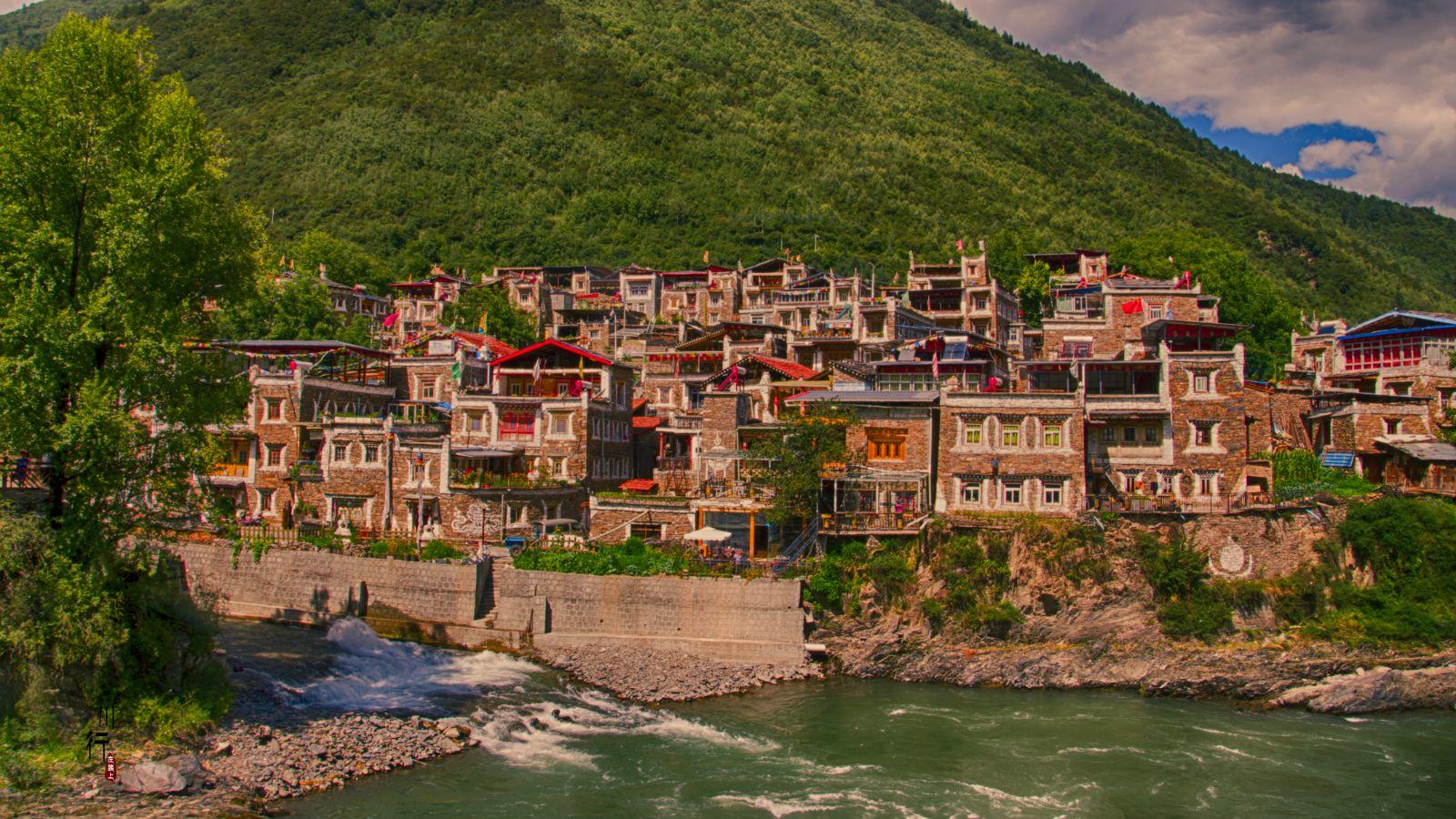 西索民居独具嘉绒藏族特色,保持了嘉绒先民"垒石为室"的传统建筑风