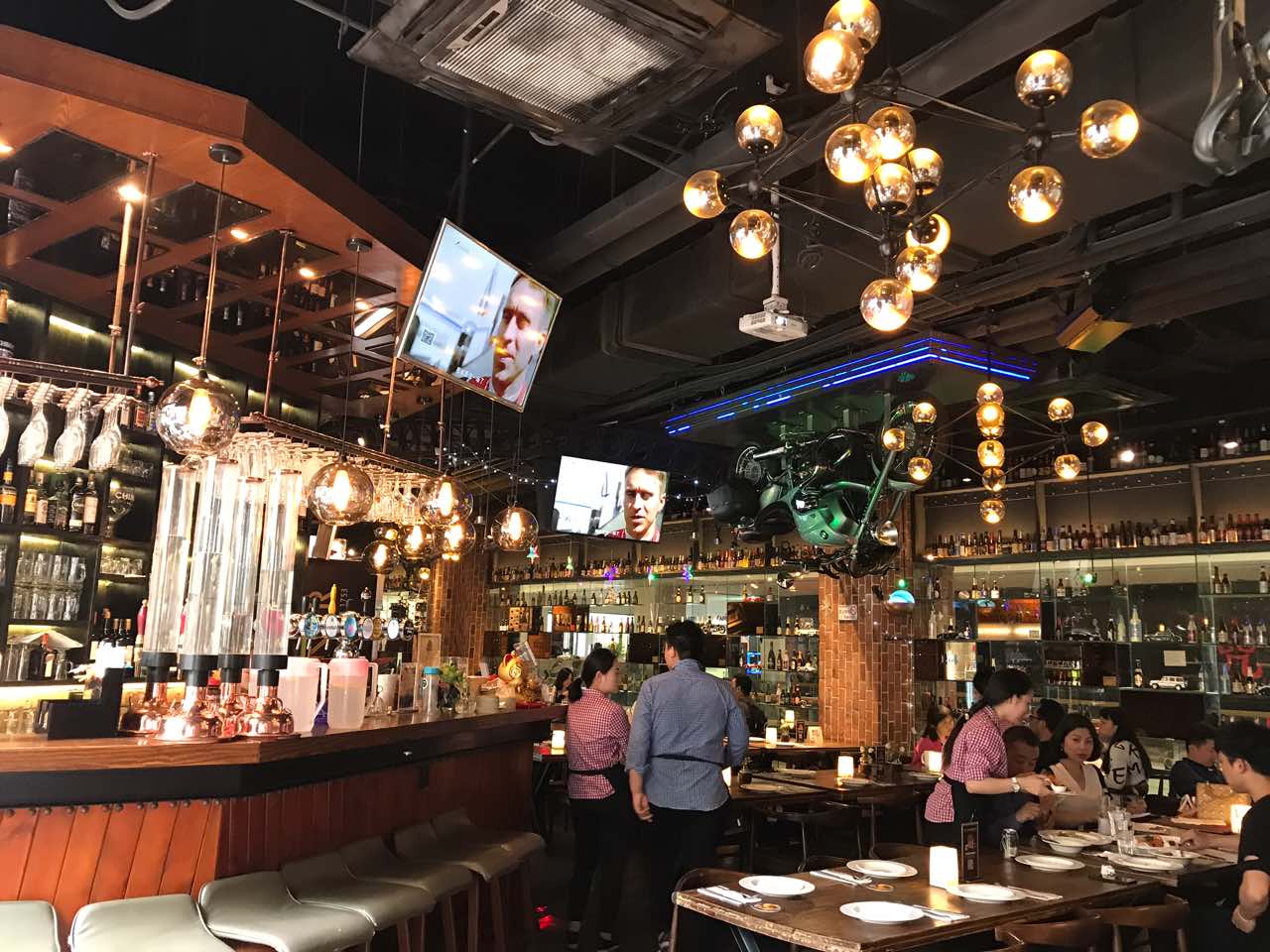 1886汽车主题德国餐厅(外滩十六铺码头店)