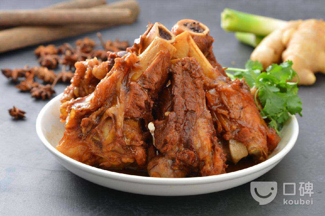 酱骨头很好吃,锅包肉也很好吃.拔丝香蕉有点甜了.鱿鱼也好吃.