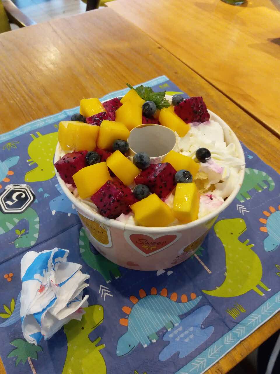 2021fivecake五克拉甜品美食餐厅,还行吧,奶油居多,地下都是蛋糕 【去