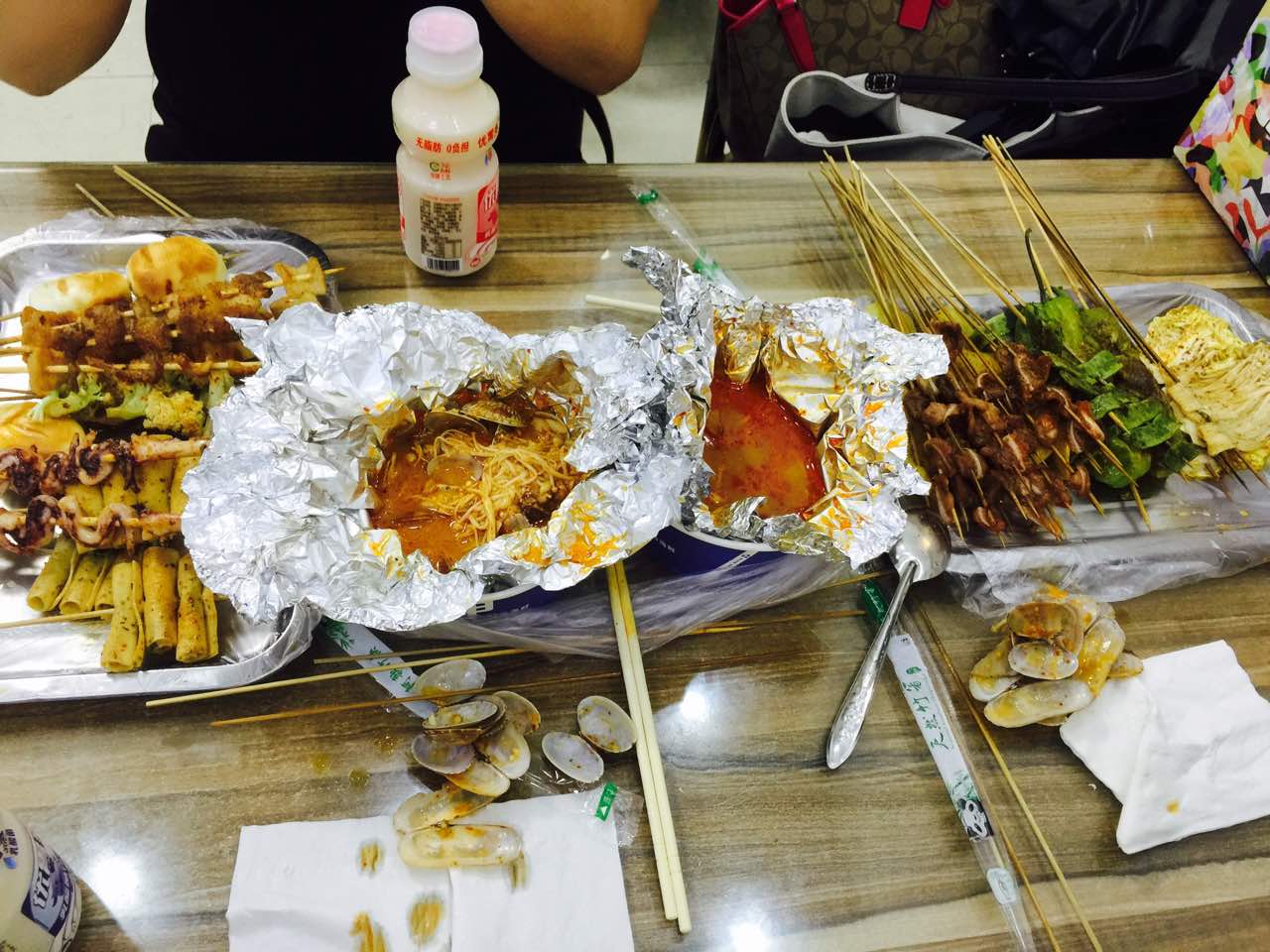 反正我喜欢吃他家的羊肉串,肥肉正好,去万达必吃