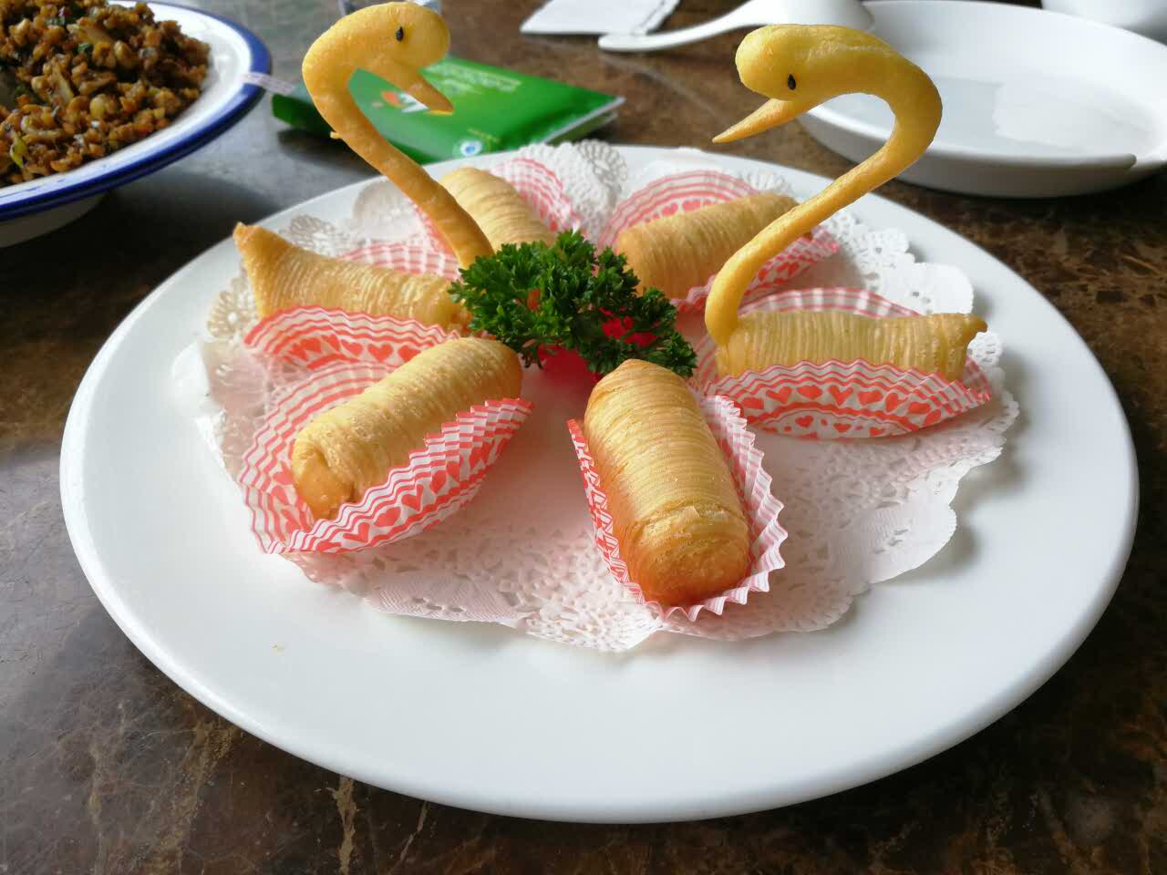 榴莲酥真的很好吃,而且每到菜的量都很足,中午吃的话送果盘 2017-07