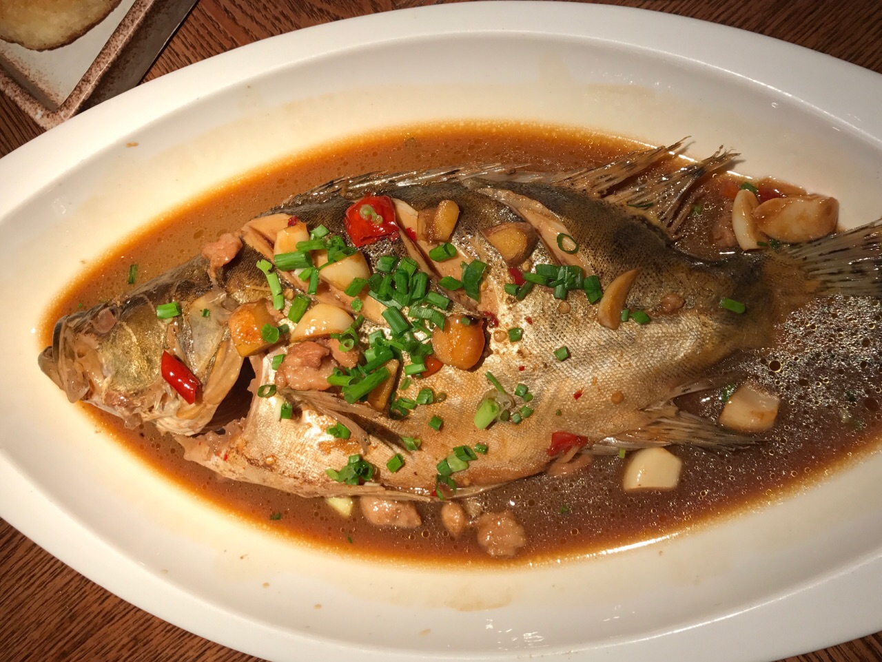 很好吃的徽菜 家常菜的风格,直接看半成品食材点菜,很火 需要排号,但