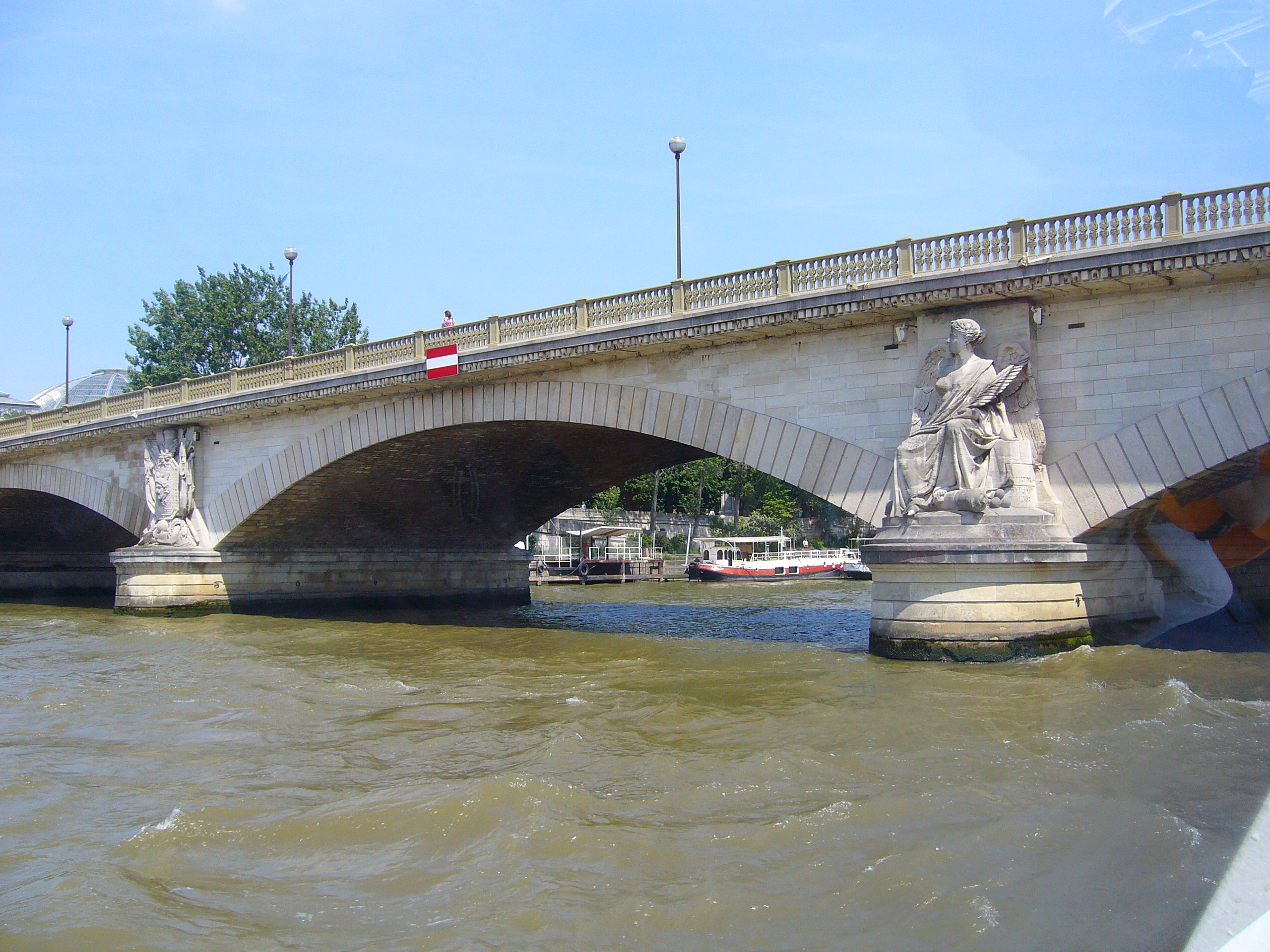 伤兵院桥是一座朴素的石桥它是巴黎地区跨塞纳河上最低的桥梁顾名思义