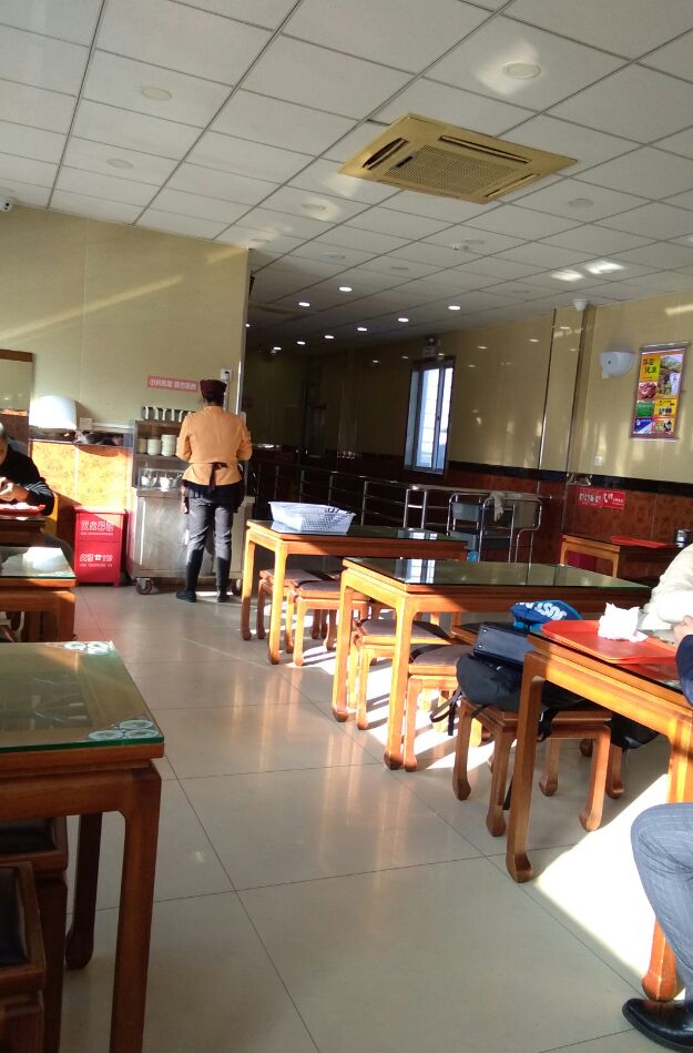 一楼收银台点菜付款后,到二楼把小票交给窗口取餐.