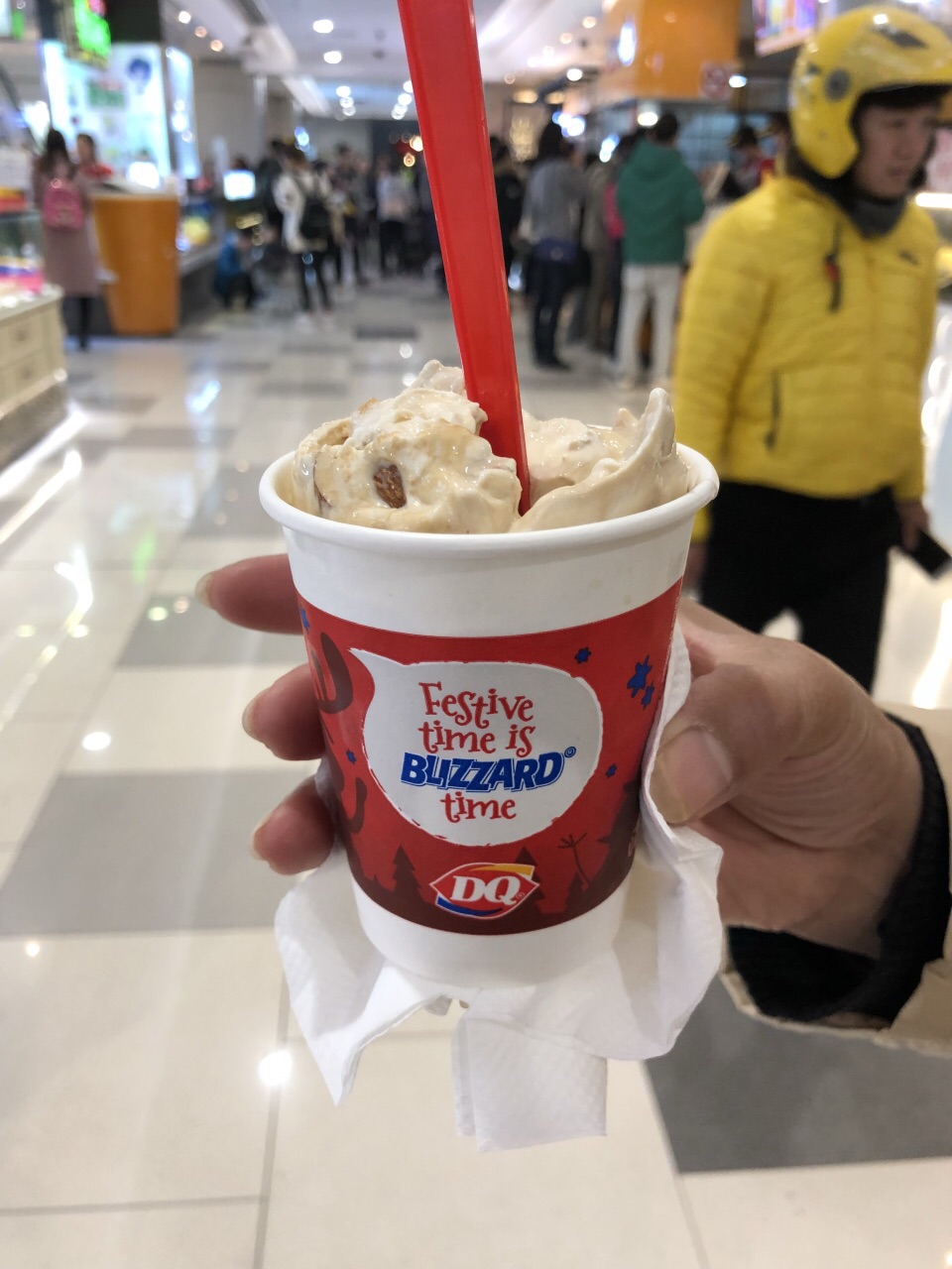 2022dq冰雪皇后 虹口足球場店 dairy queen美食餐廳,店員也是冷冰冰的