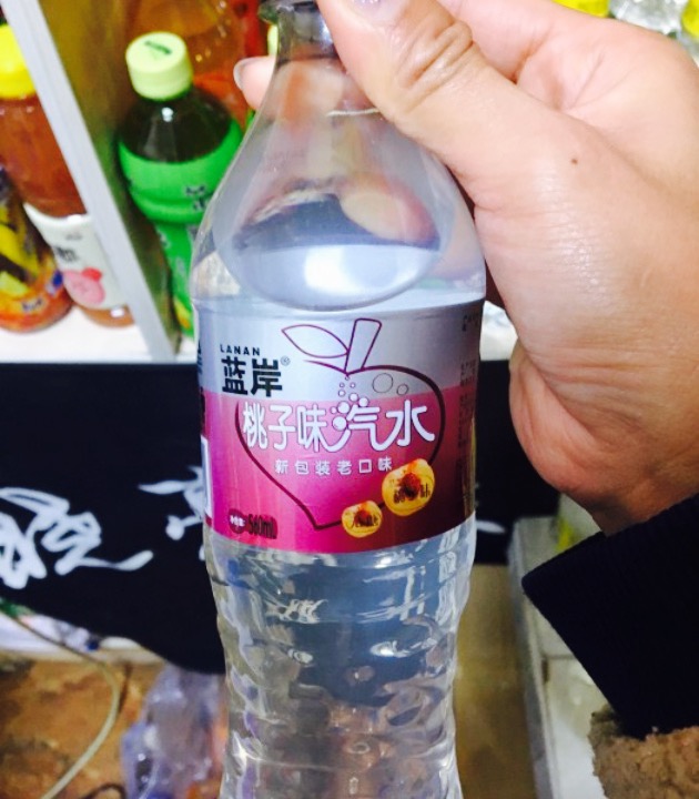 拉的一盒菜,这个颜色的食物瞅着没啥食欲的模样,吃了一口果然没啥味道