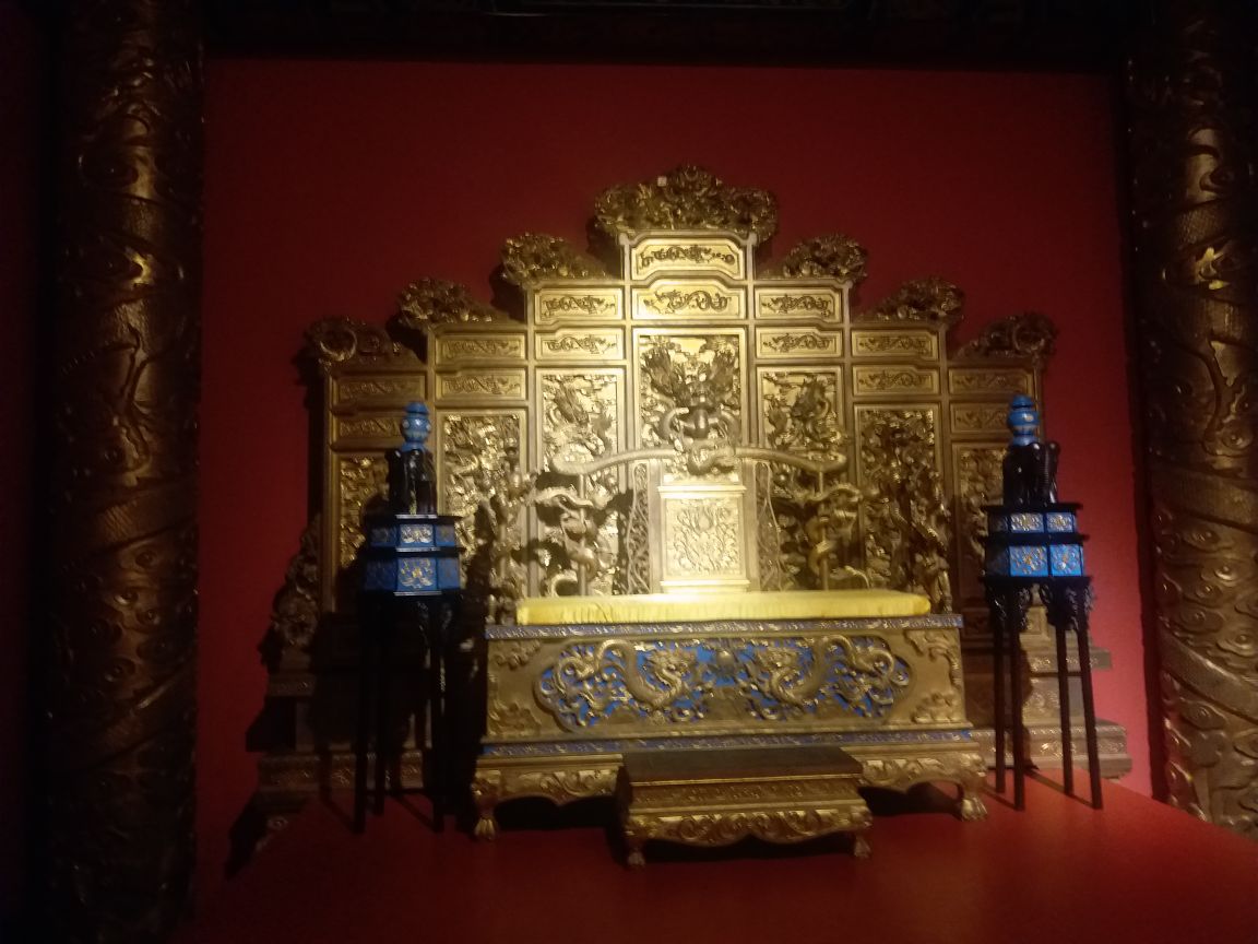 
一进门就有朱元璋的浮雕像,再进去是明孝陵的大字.