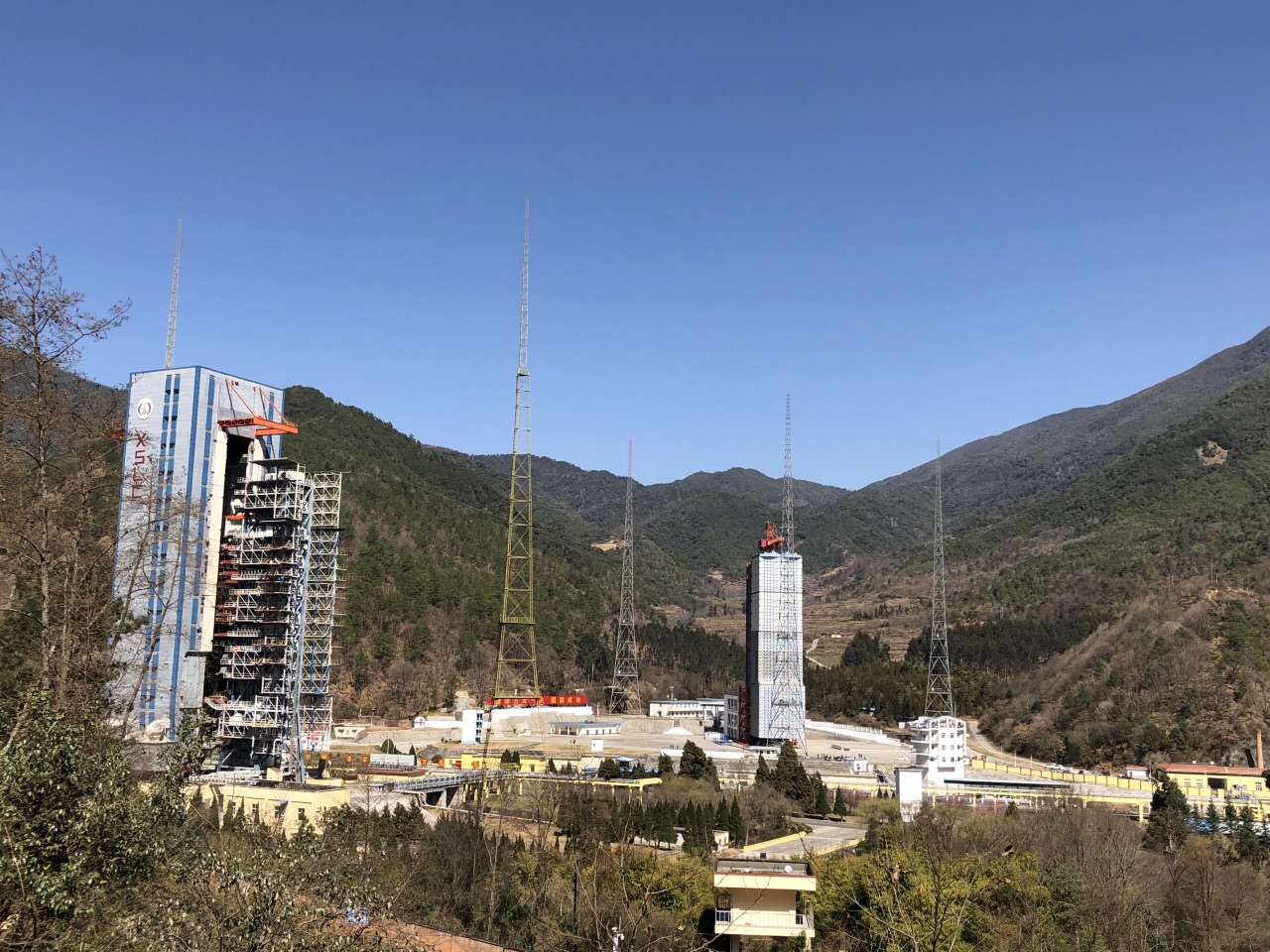 全国三大卫星发射基地之一,有两个发射塔,博物馆也看了把真实的卫星