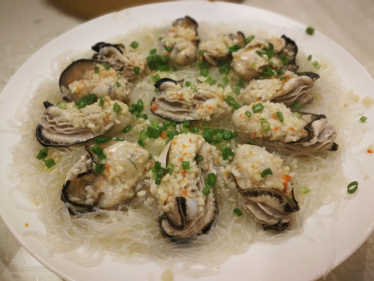 金悦酒楼很大很气派,在东简镇老街上,一楼大堂可以办婚宴,海鲜明档在