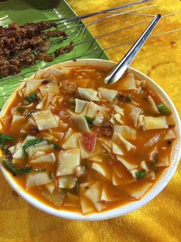 深的印象和思念就是羊排小揪面和凉皮特别具有西北特色的油辣子一泼