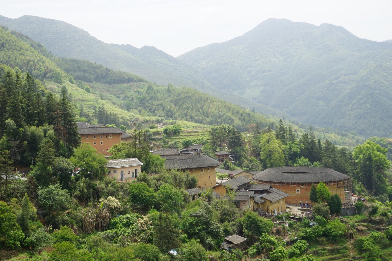 是漳州土楼建筑群最最美丽的,由方形的步云楼和圆形的振昌楼,瑞云楼