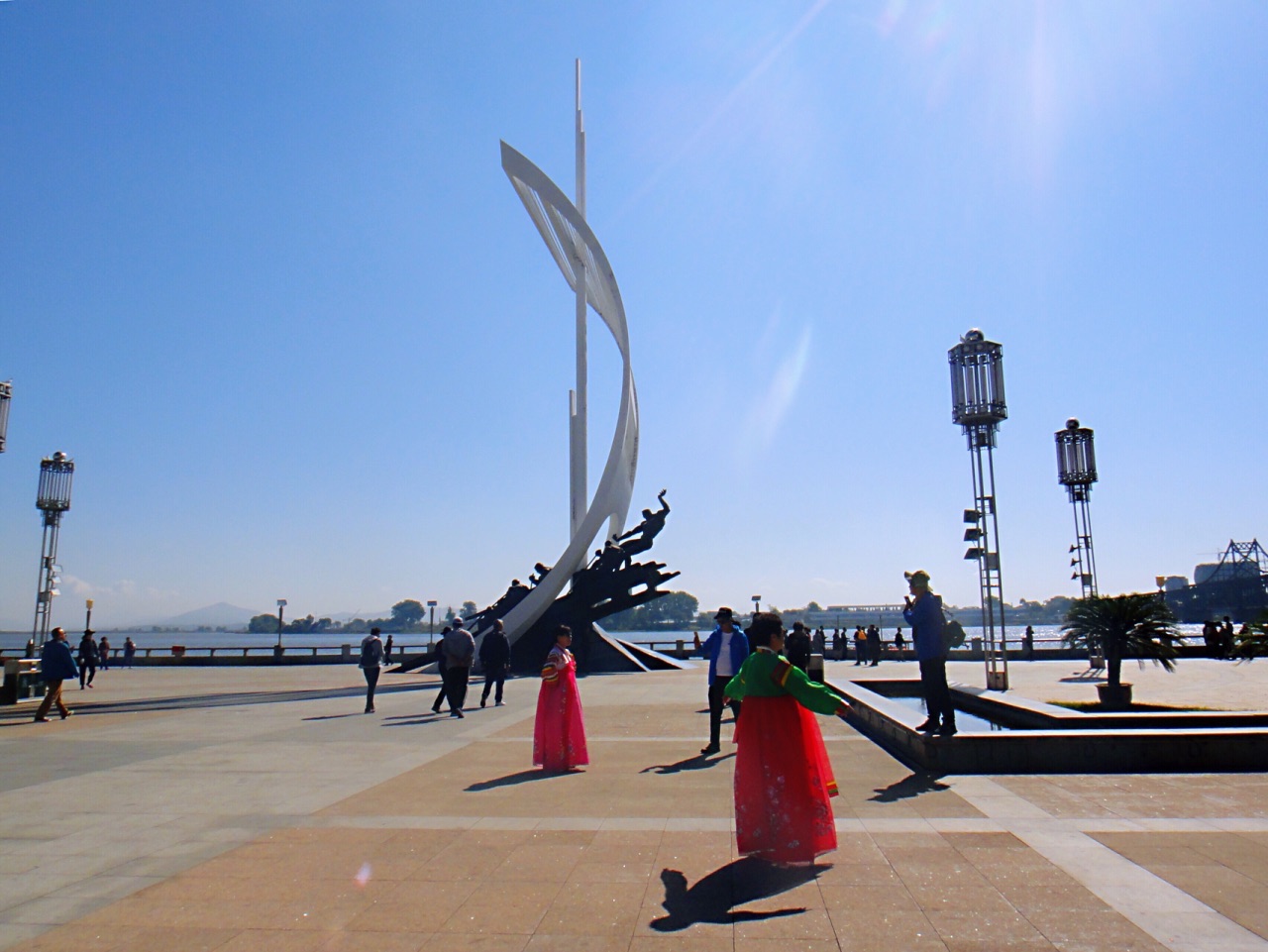 2023鸭绿江公园游玩攻略,公园里有很多穿朝鲜服饰拍照.【去哪儿攻略】