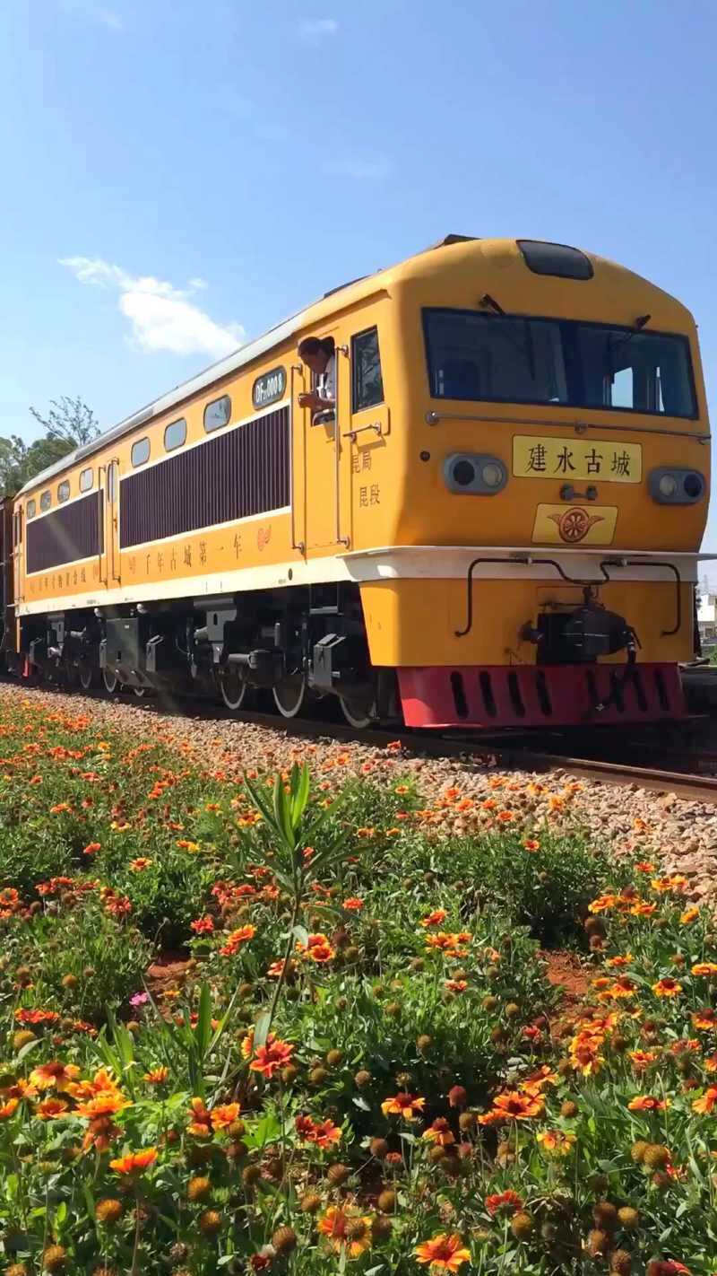 云南旅行建水古城法式风情怀旧小火车