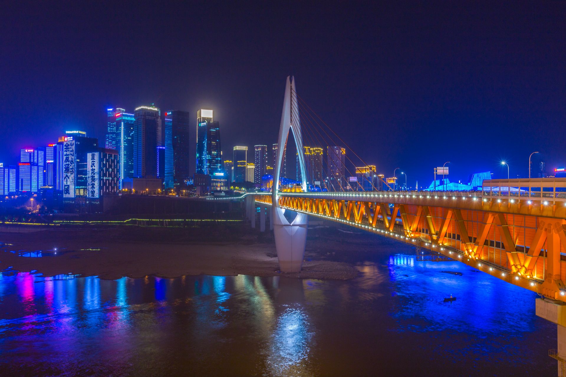 看桥一定少不了看夜景,千厮门大桥也不例外.