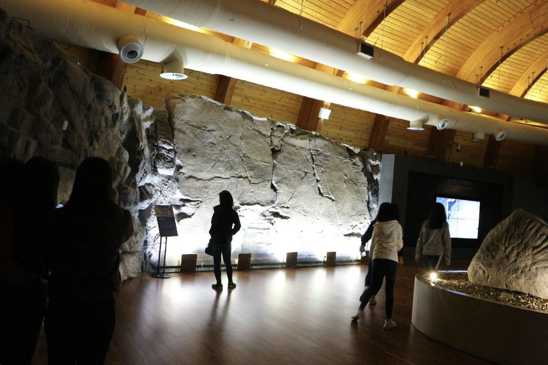 日本千叶县的龟岩洞（Nomizo Falls），洞穴的光线反射到水面上……