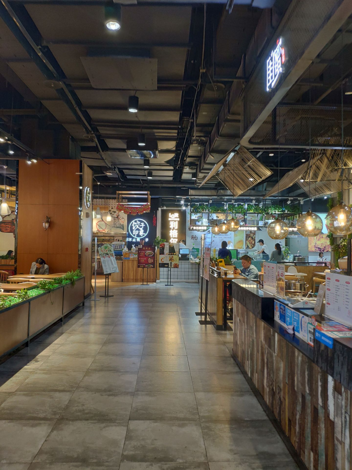 这家店位于魅力城凯德广场负一楼,下电梯左手是永辉超市,右手往最里走