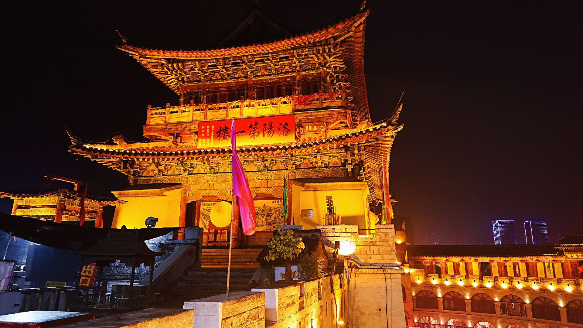 【携程攻略】购物,丽景门，号称中原第一门，中国最古老的城门之一。可以俯瞰老街，城门…