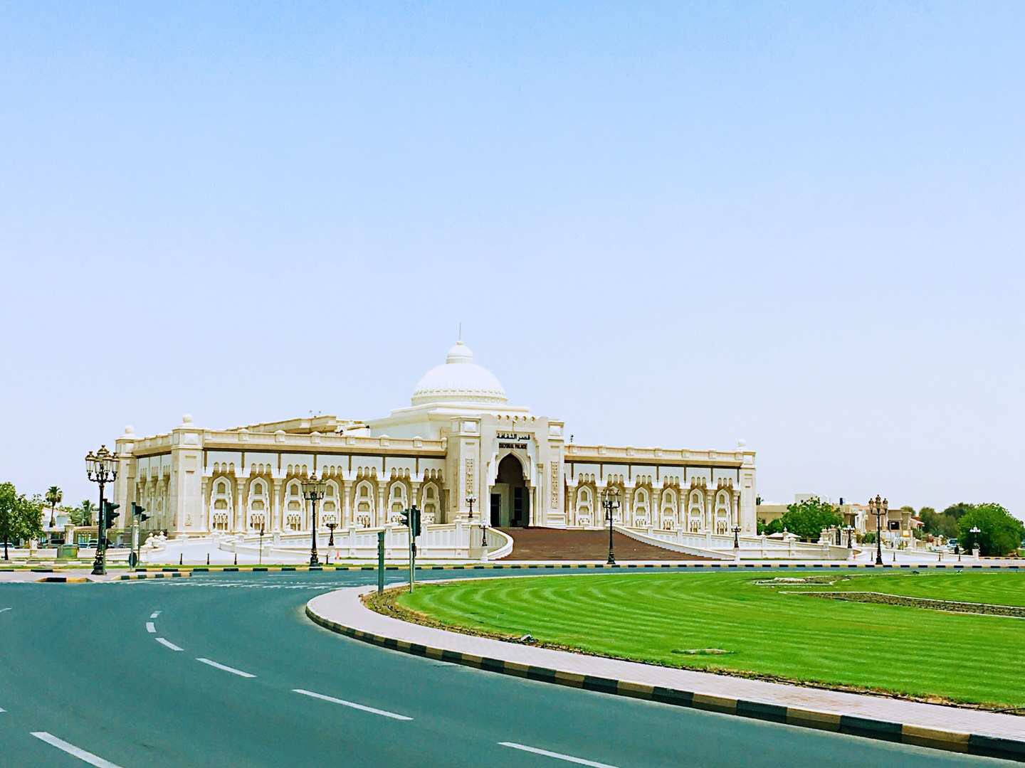 沙迦文化广场又叫古兰经广场为了纪念阿联酋7个酋长国当年建国时签署