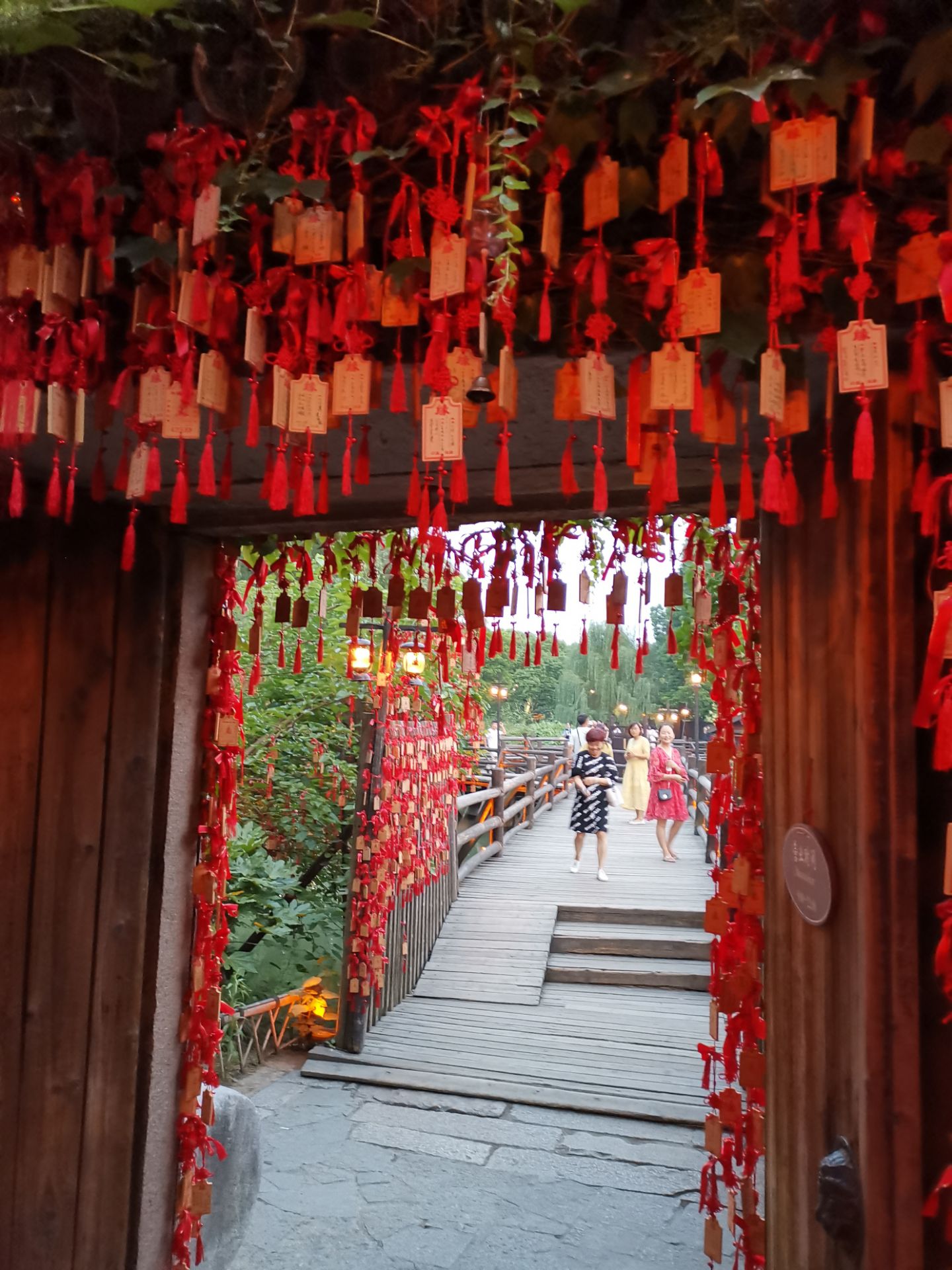 位于西栅景区内的月老庙不需要门票,月老庙从内到外的红色,很喜庆,庙