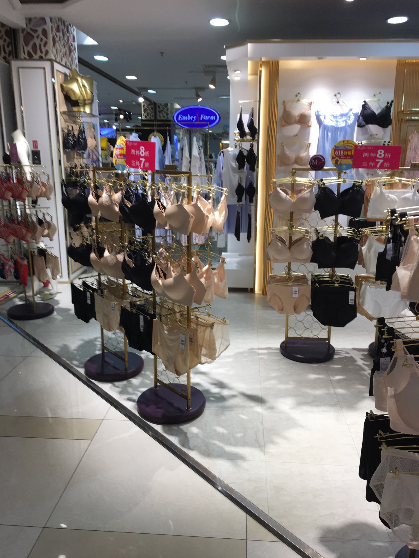 著名内衣品牌,在很多大型商场都有专柜,内衣的价格比起黛安芬的要便