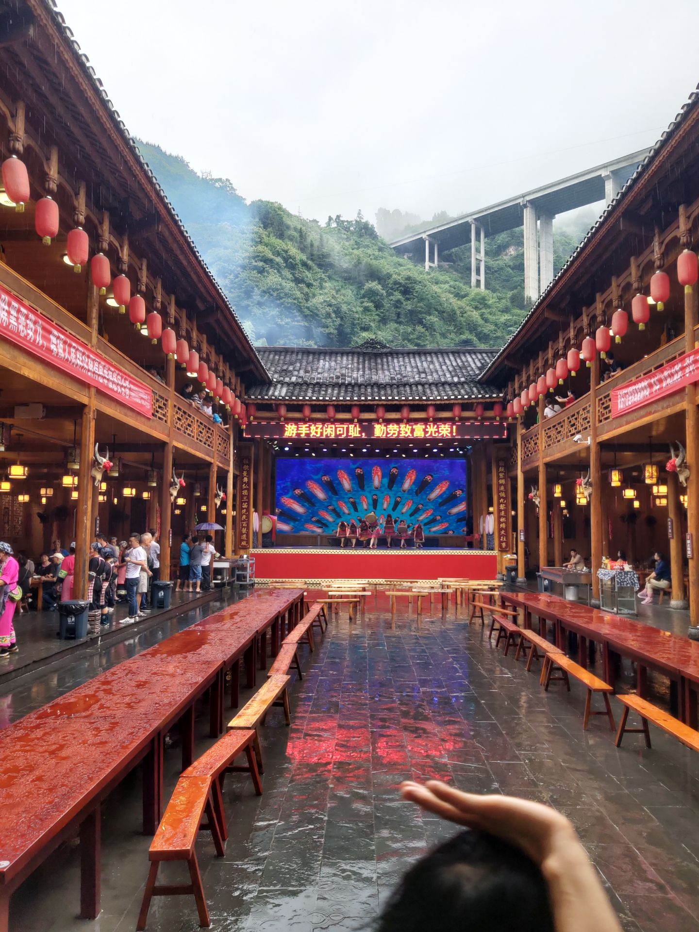 墨戎苗寨长龙宴