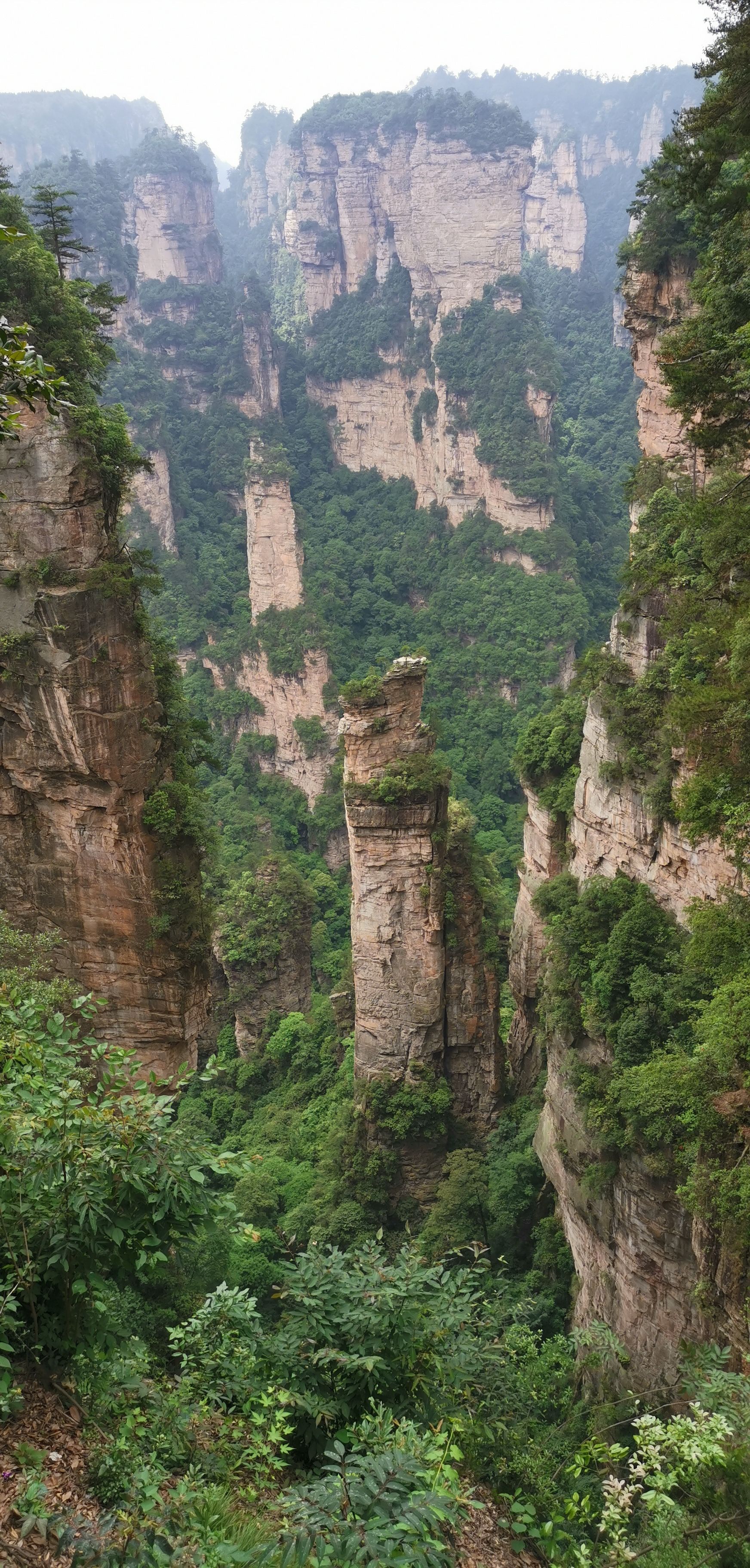 迷魂台位于张家界武陵源风景区内,距天下第一桥200多米