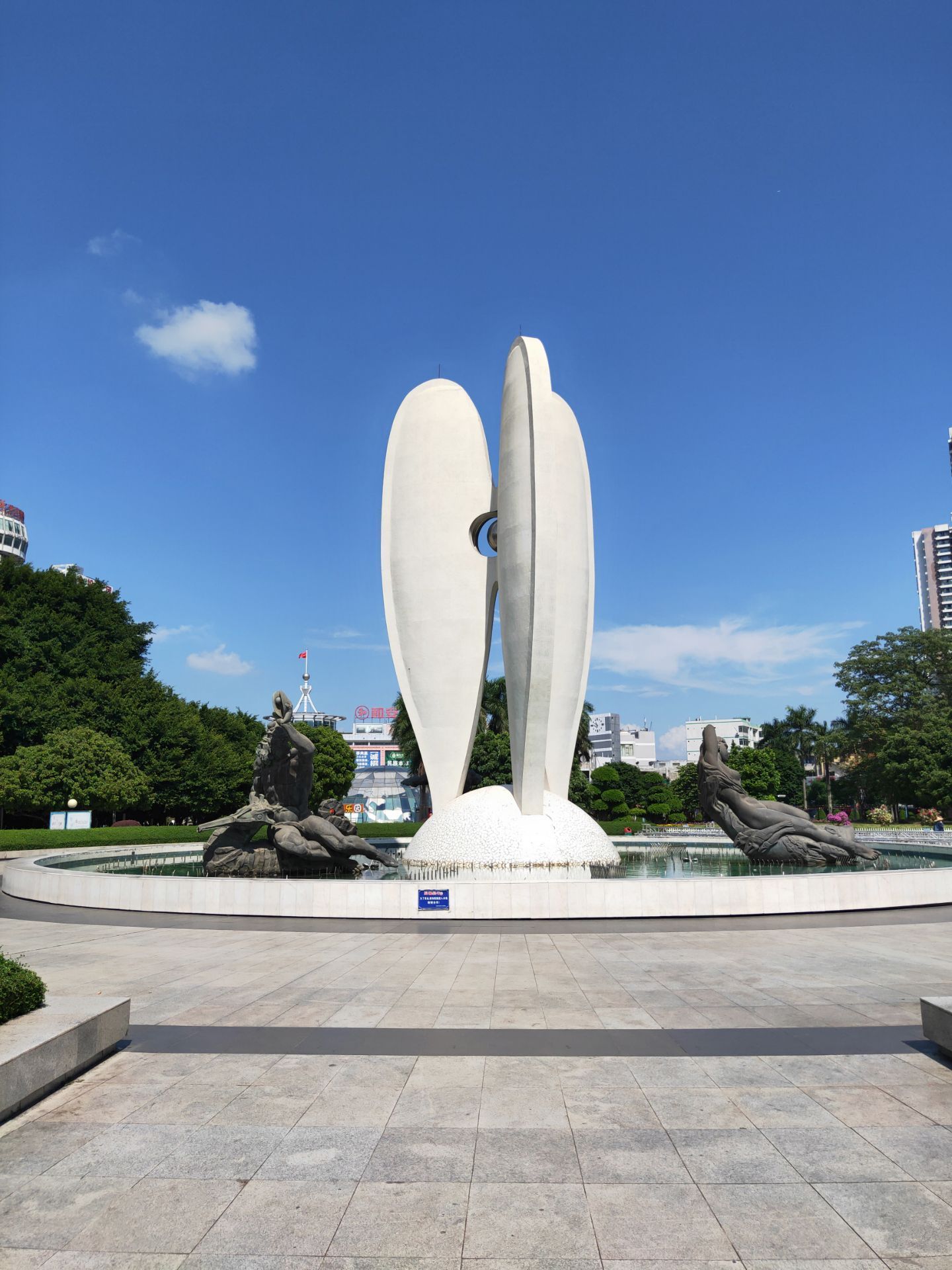 北部湾广场位于广西北海市,广场特别的漂亮.