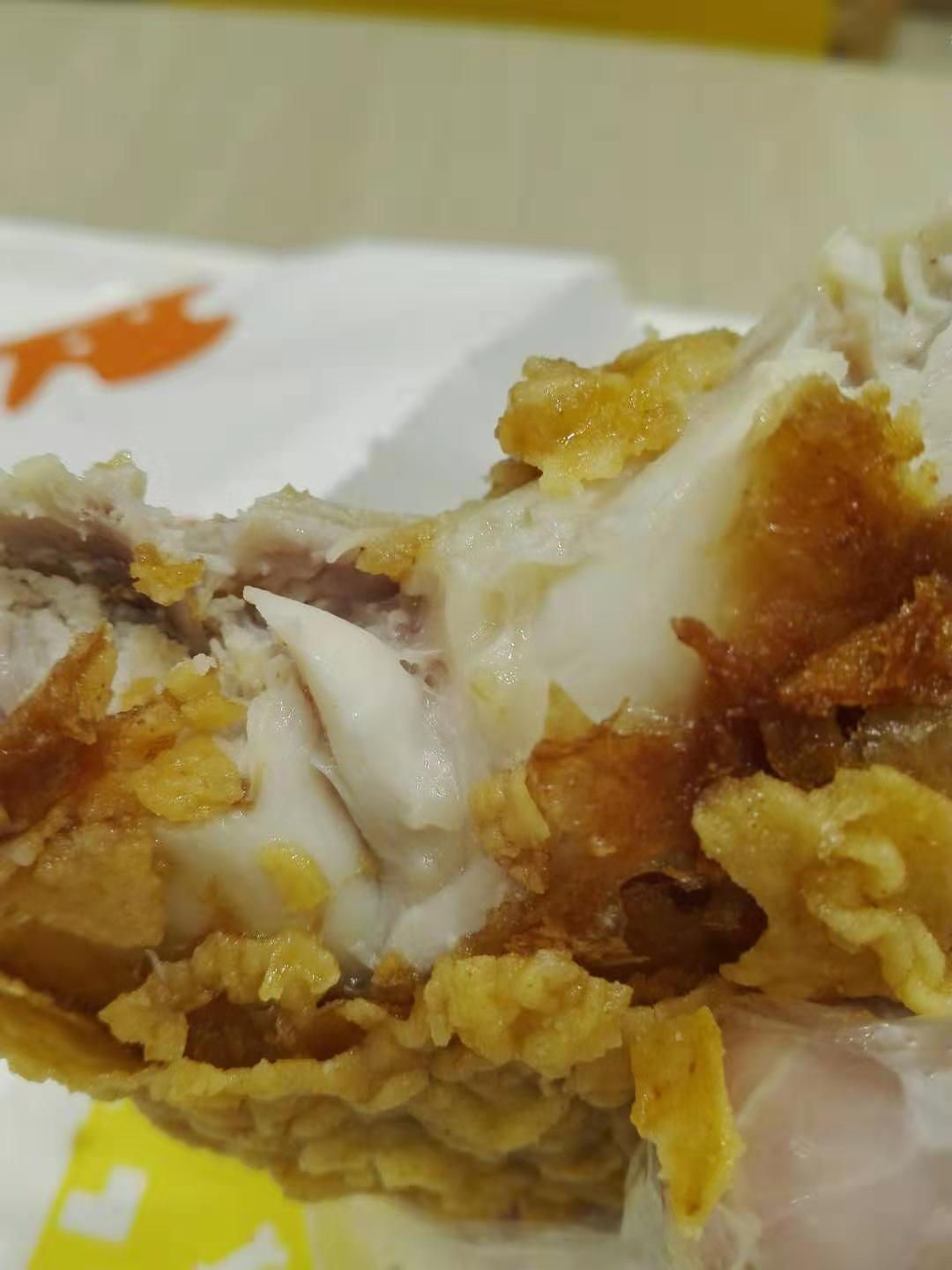 不过做得还不错,炸出来的鸡块,脆皮肉嫩,不得不说"德克士"的炸鸡,名不