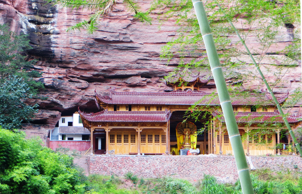 丹霞寺,又称丰岩三寺,丰岩由三个相连的岩穴组成