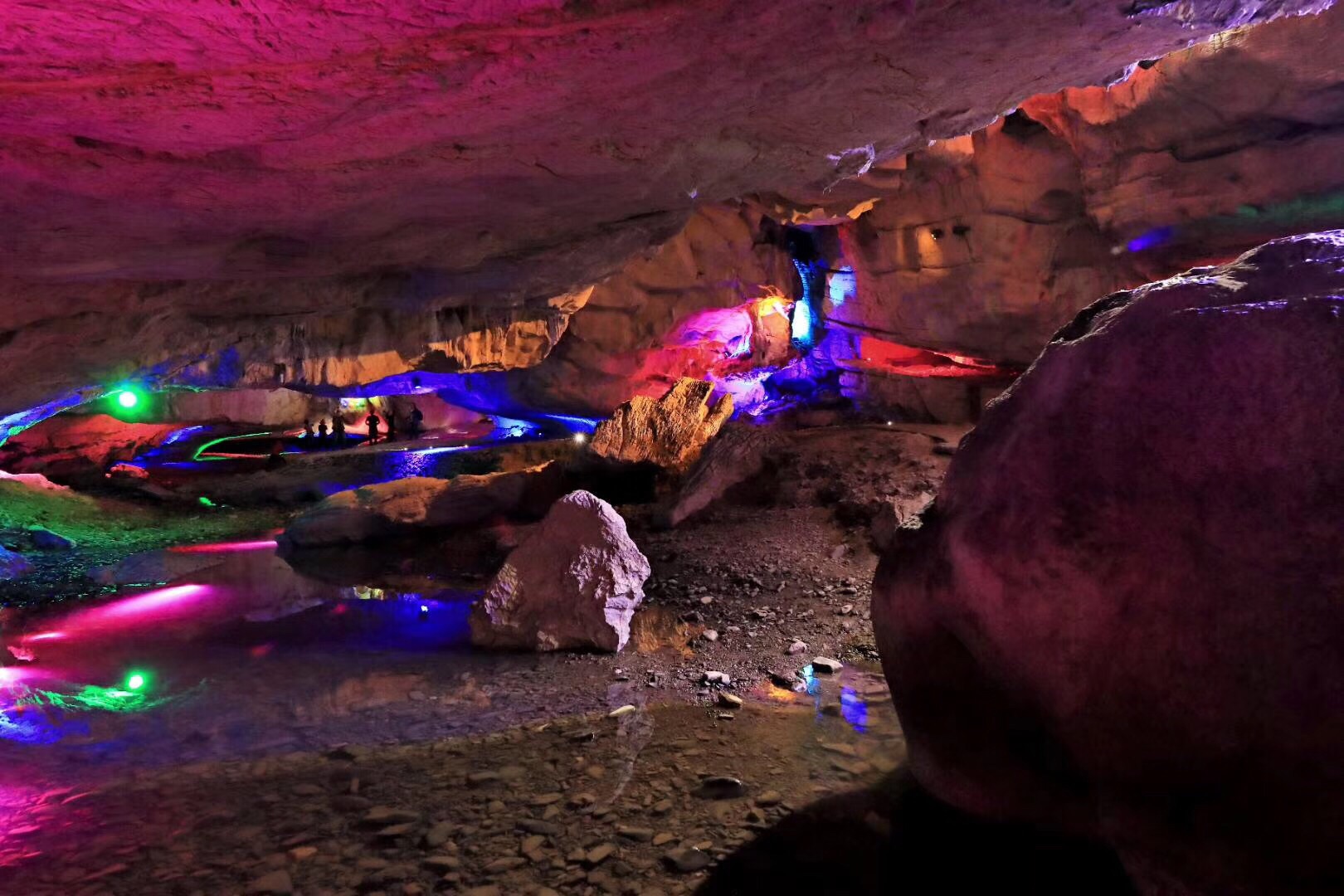别有洞天宁国山门洞景色很美很独特在灯光的照射下显得格外的清新脱俗