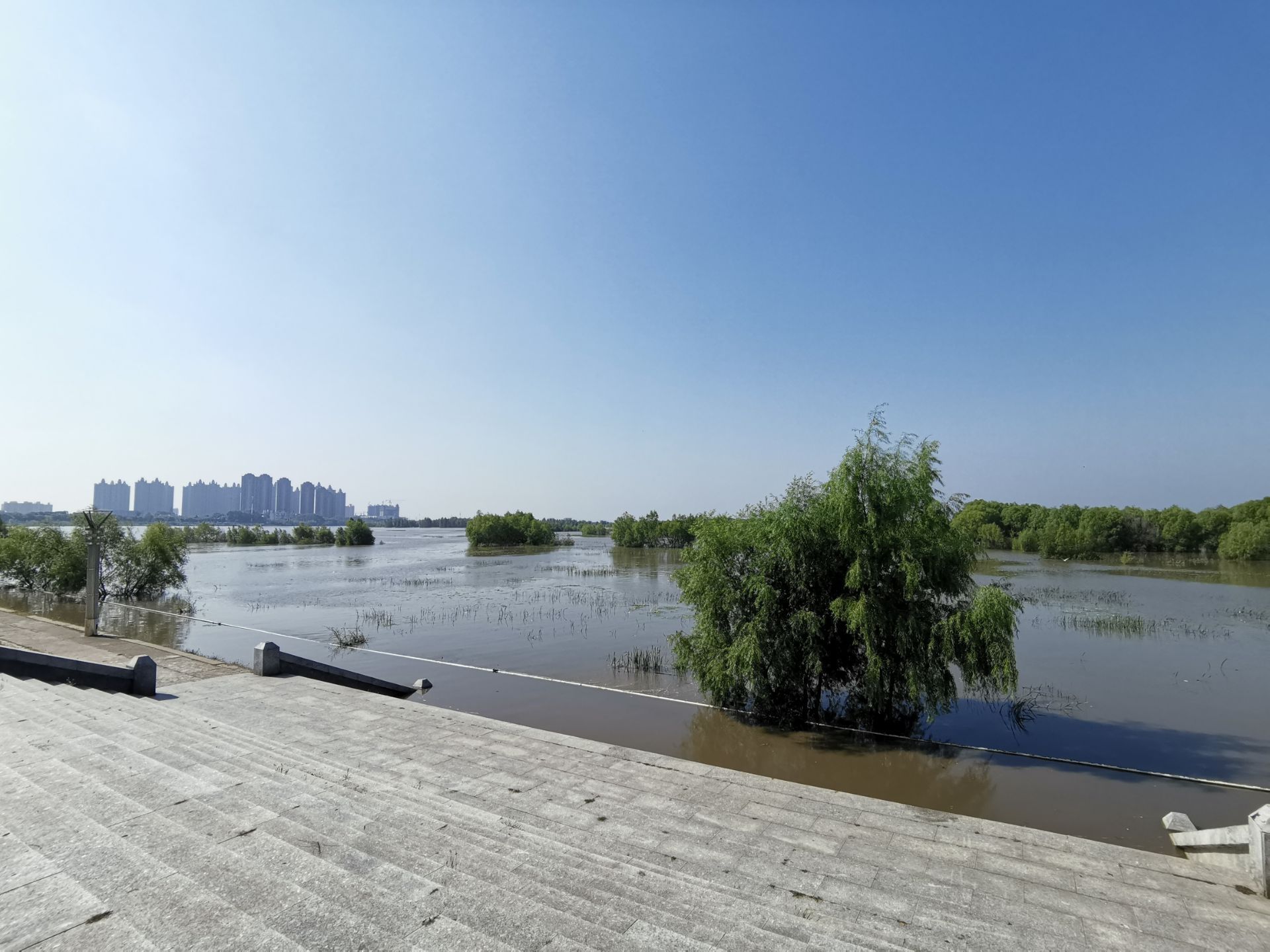 【携程攻略】齐齐哈尔嫩江公园景点,去的时候恰逢嫩江涨水,江边的道路