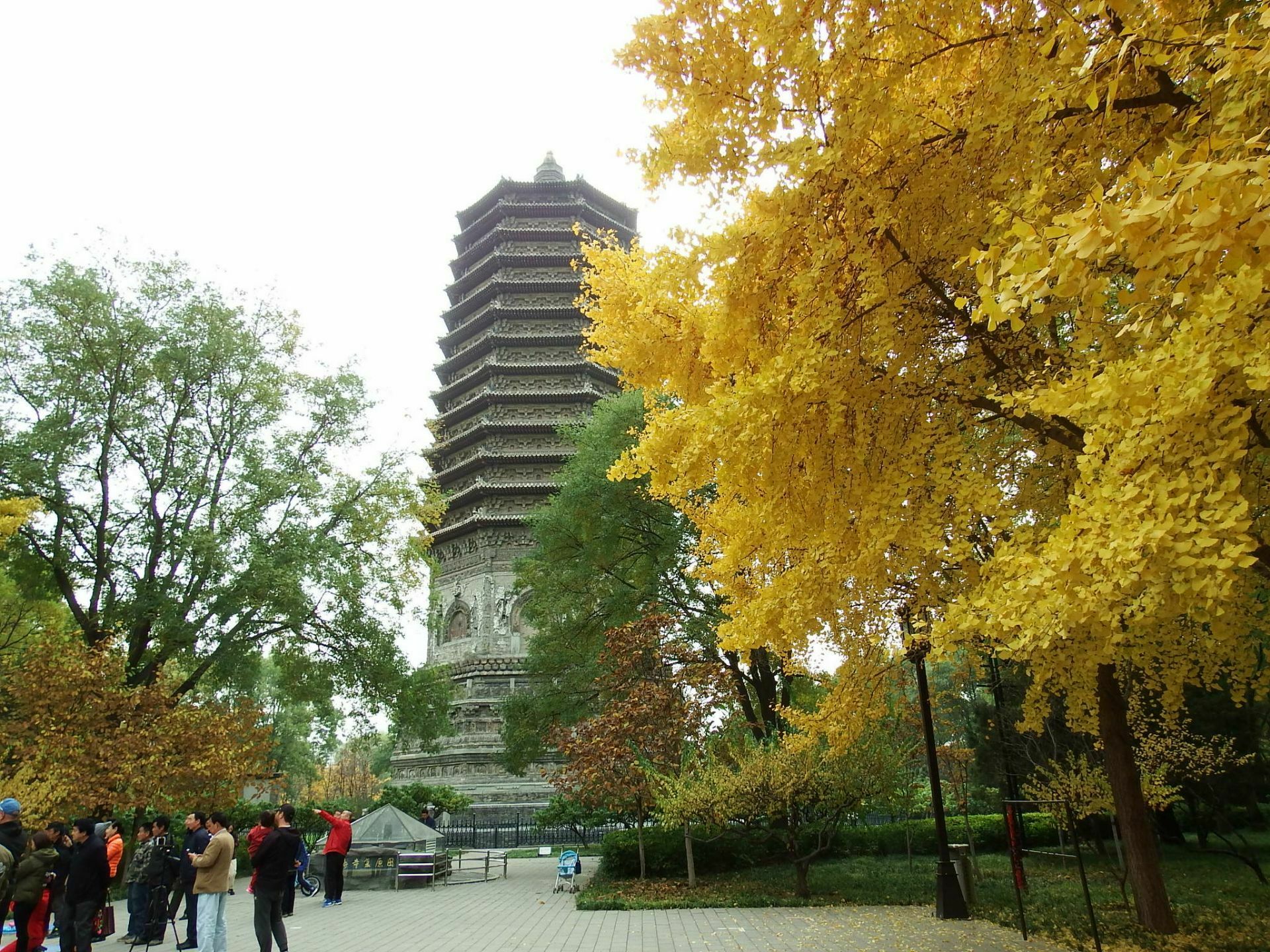 【携程攻略】北京玲珑塔(八里庄塔)景点,玲珑塔在玲珑公园内南门附近