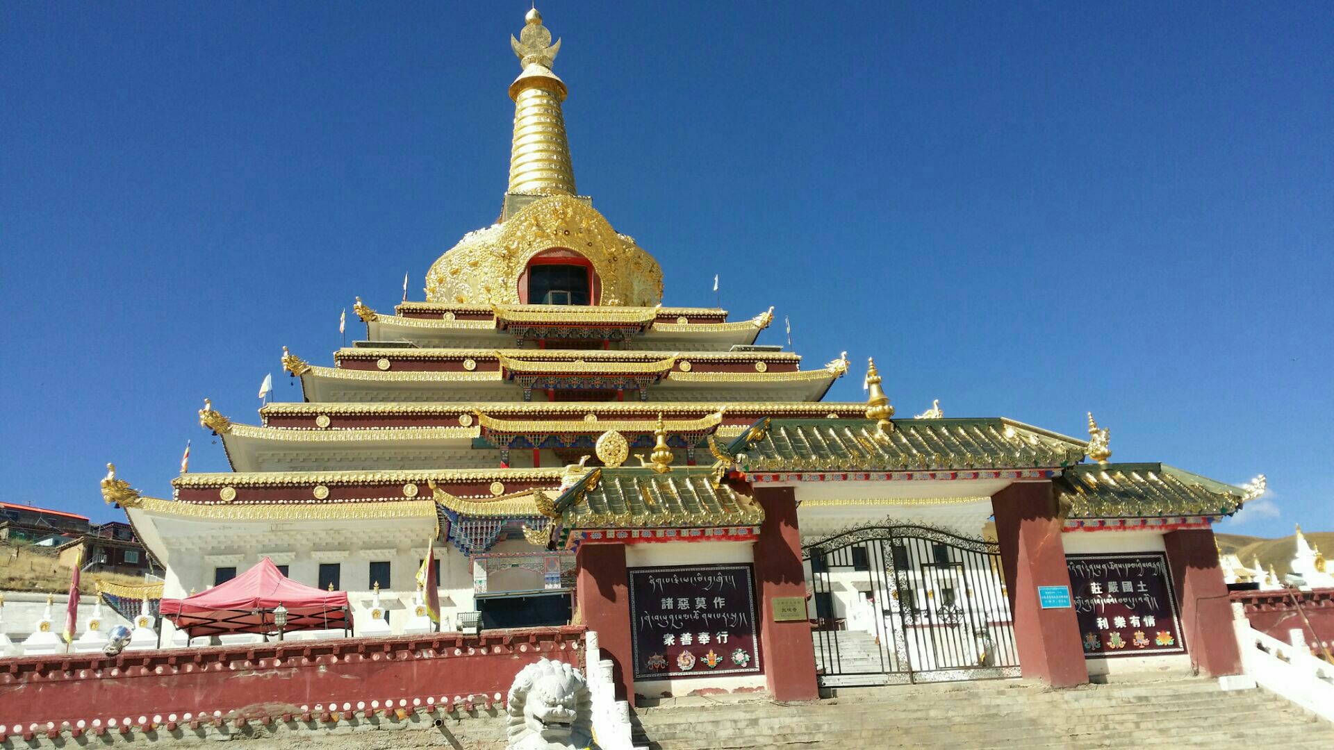 东嘎寺在色达县,色达是川西甘孜州的一个县,比较偏远,东嘎寺是藏传